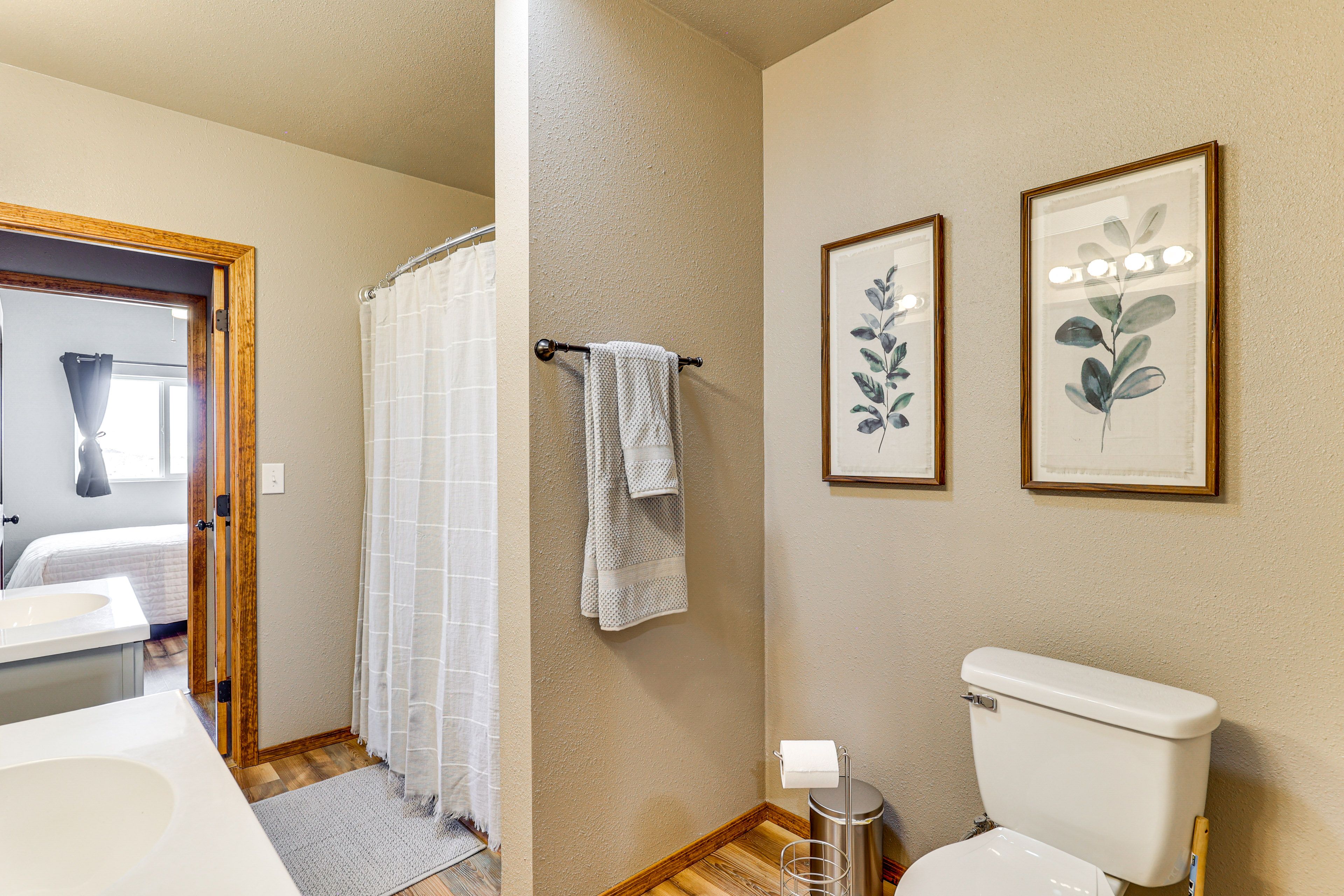 Full Bathroom | Double Sinks | 1s Floor