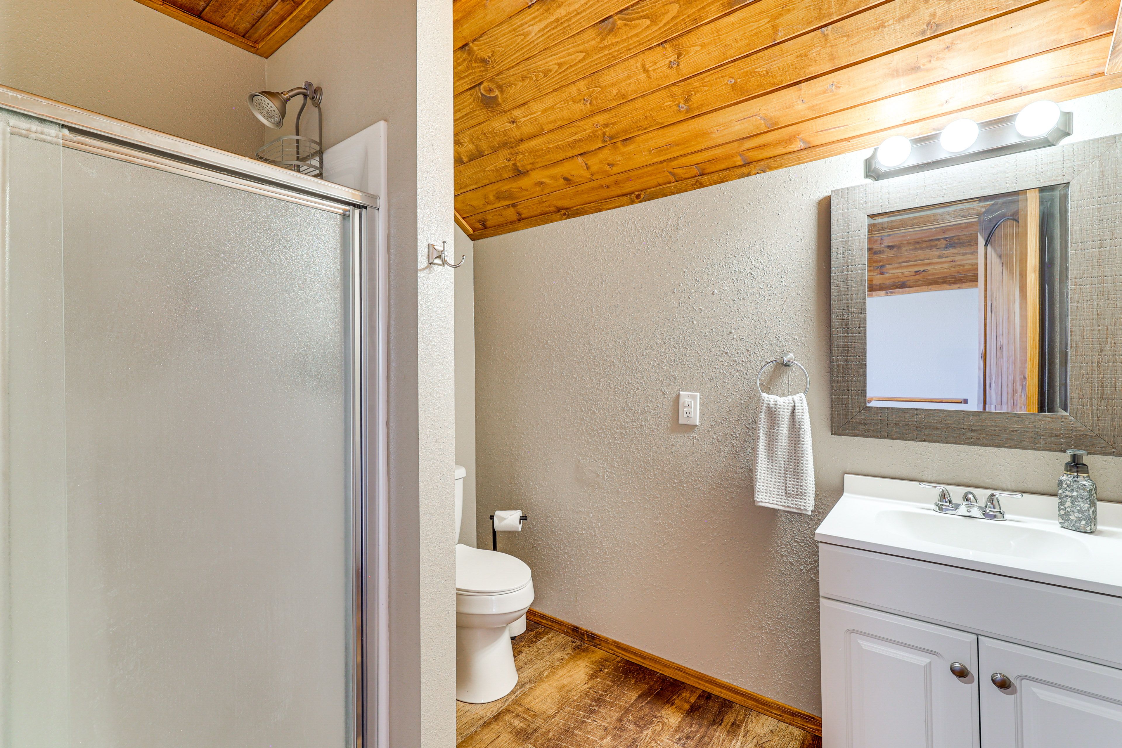 Full Bathroom | Towels Provided | 2nd Floor