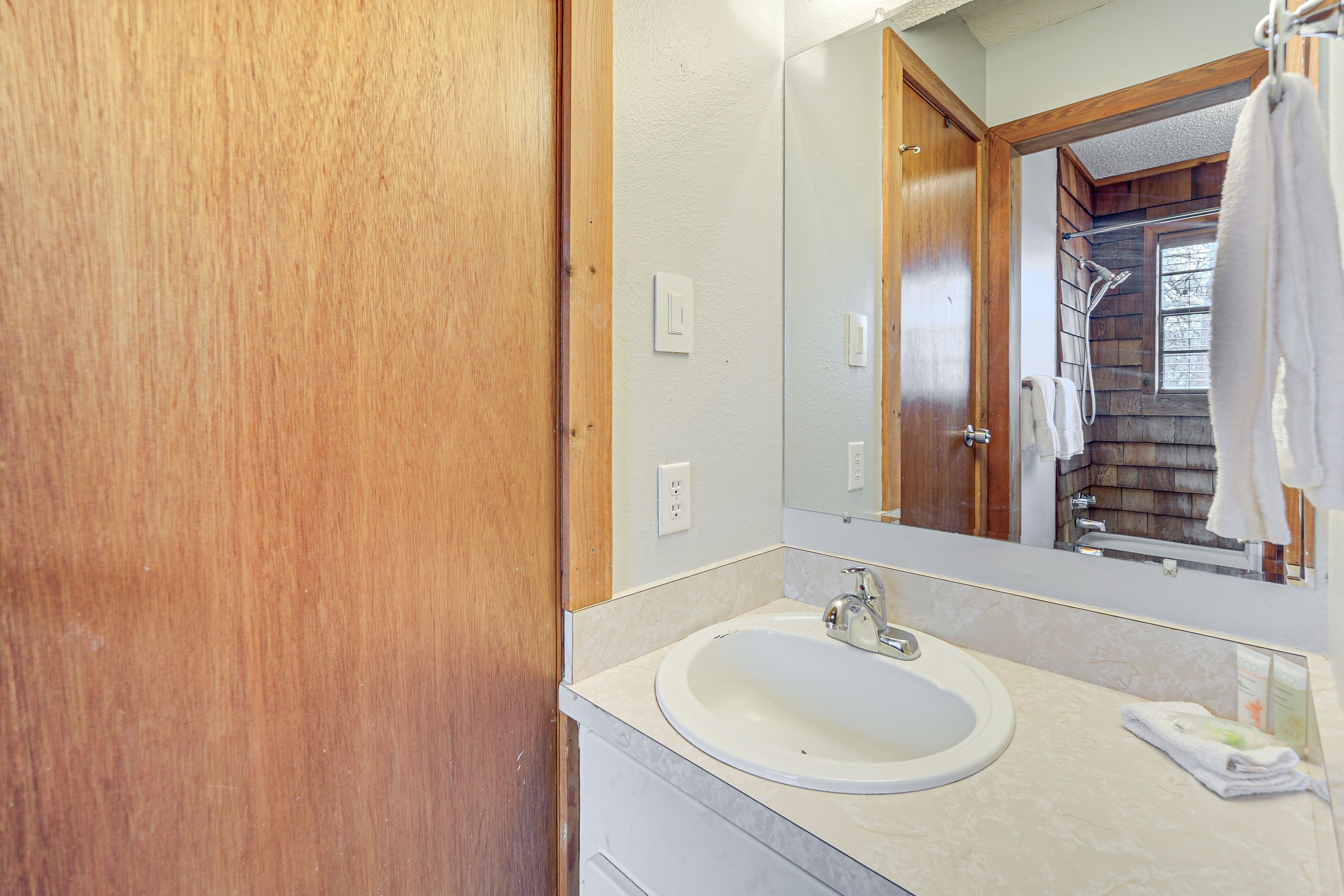 Full Bathroom | 1st Floor | Complimentary Toiletries | Towels Provided