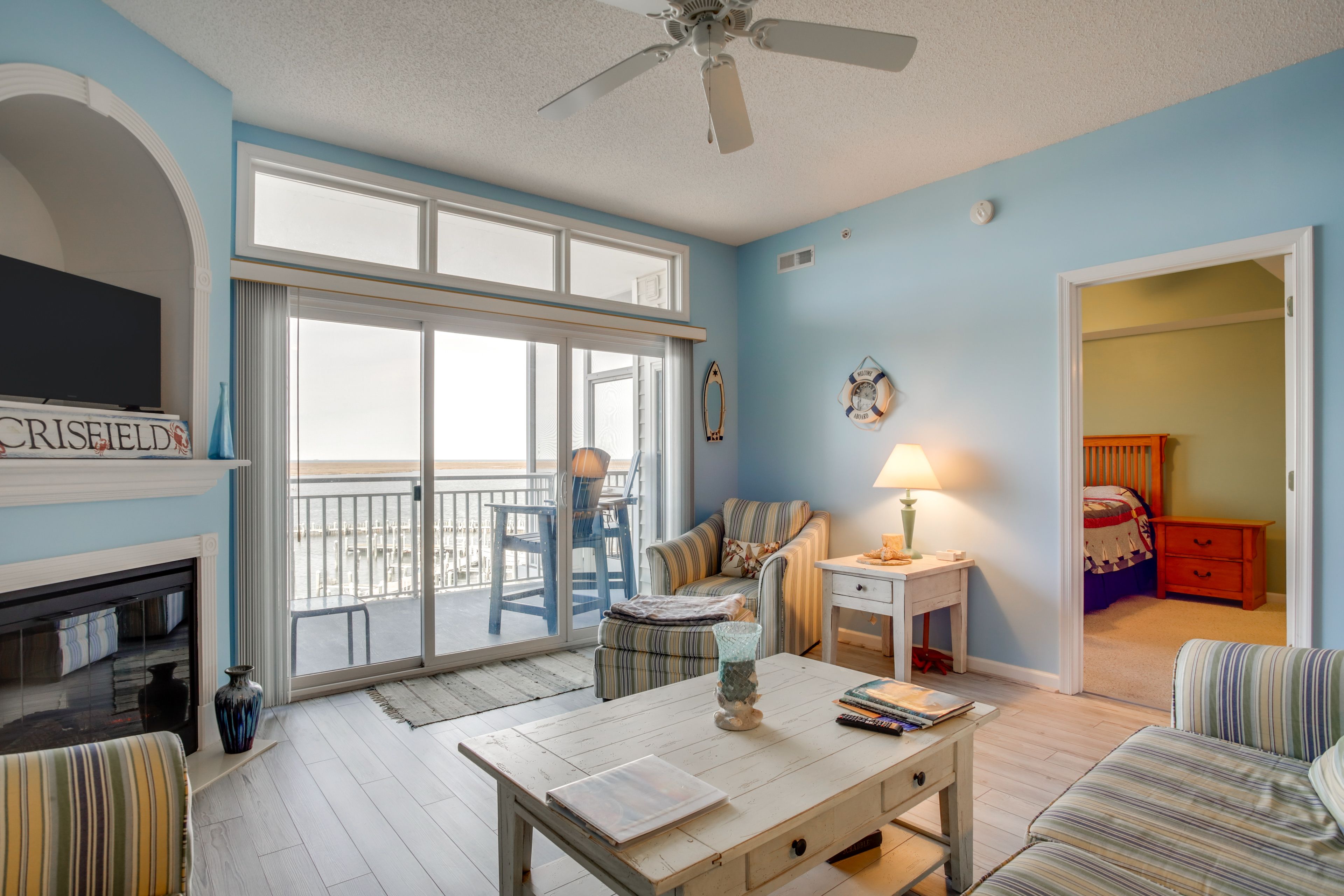 Living Room | Free WiFi | Cable TV | Central A/C & Heat