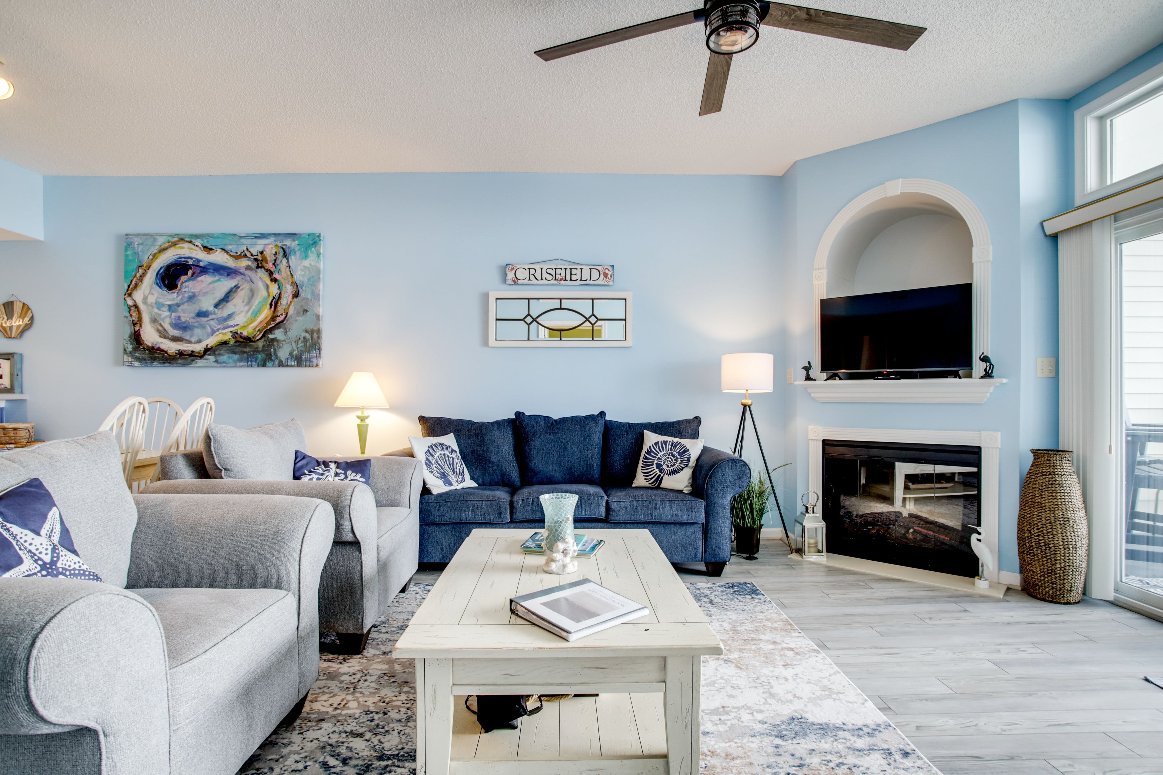 Living Room | Free WiFi | Cable TV | Central A/C & Heat