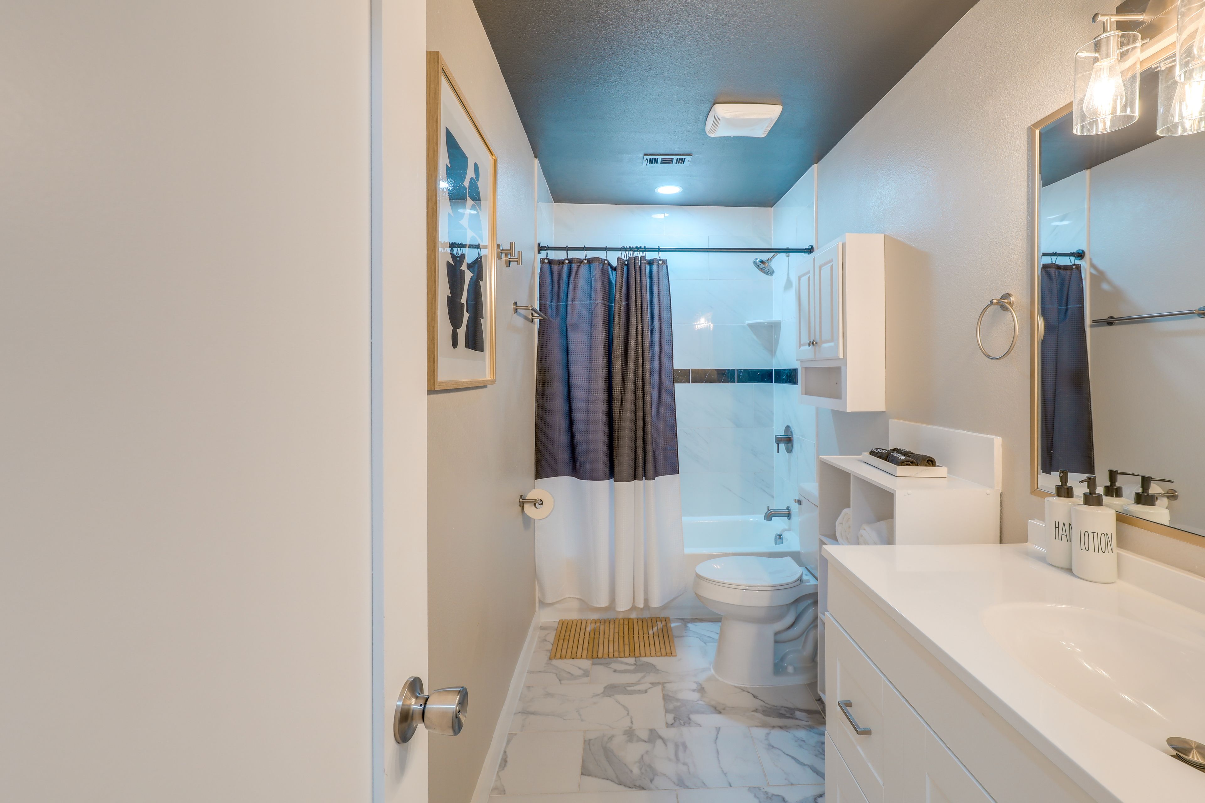 Full Bathroom | Towels Provided