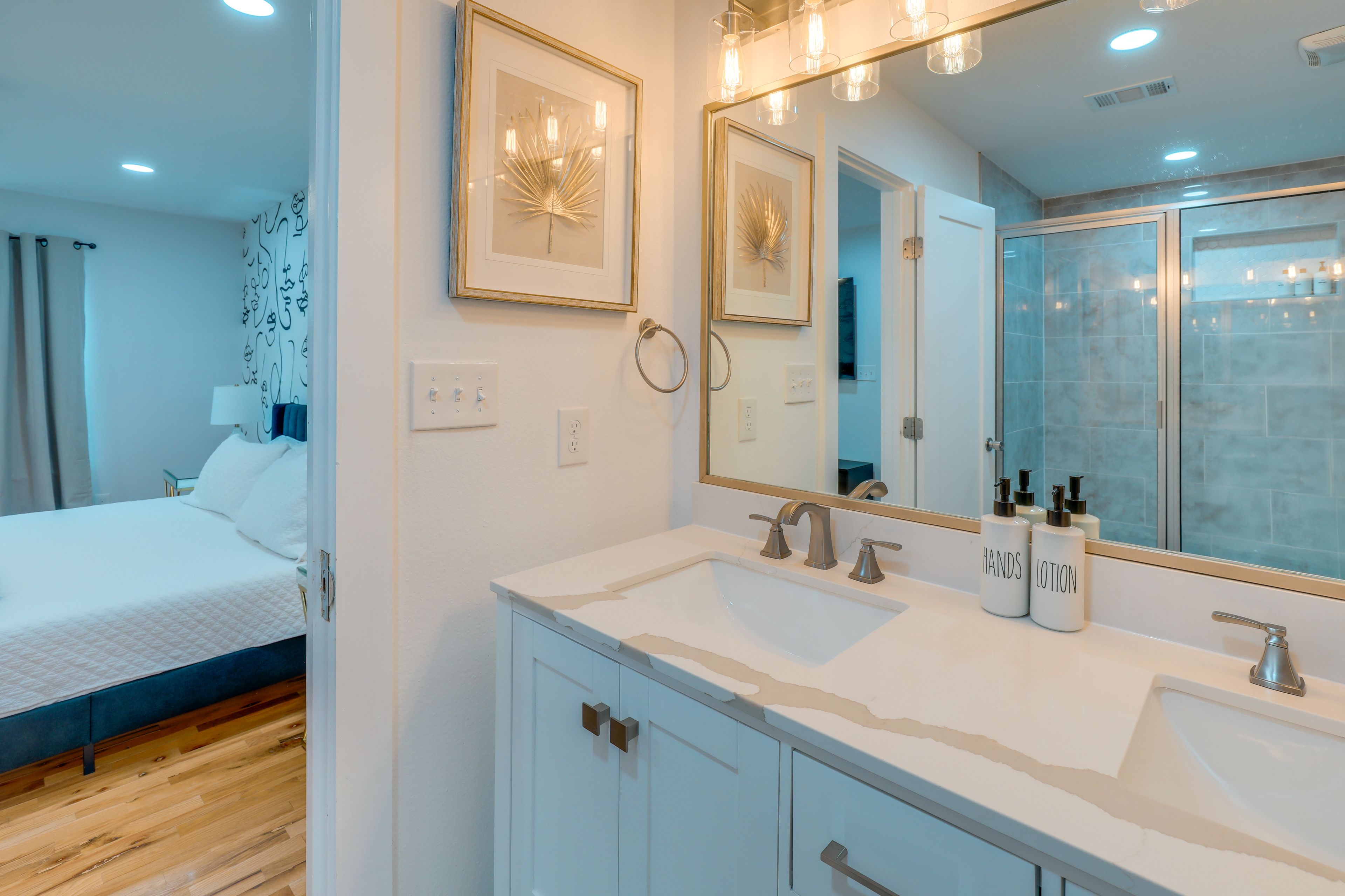Full Bathroom | Towels Provided
