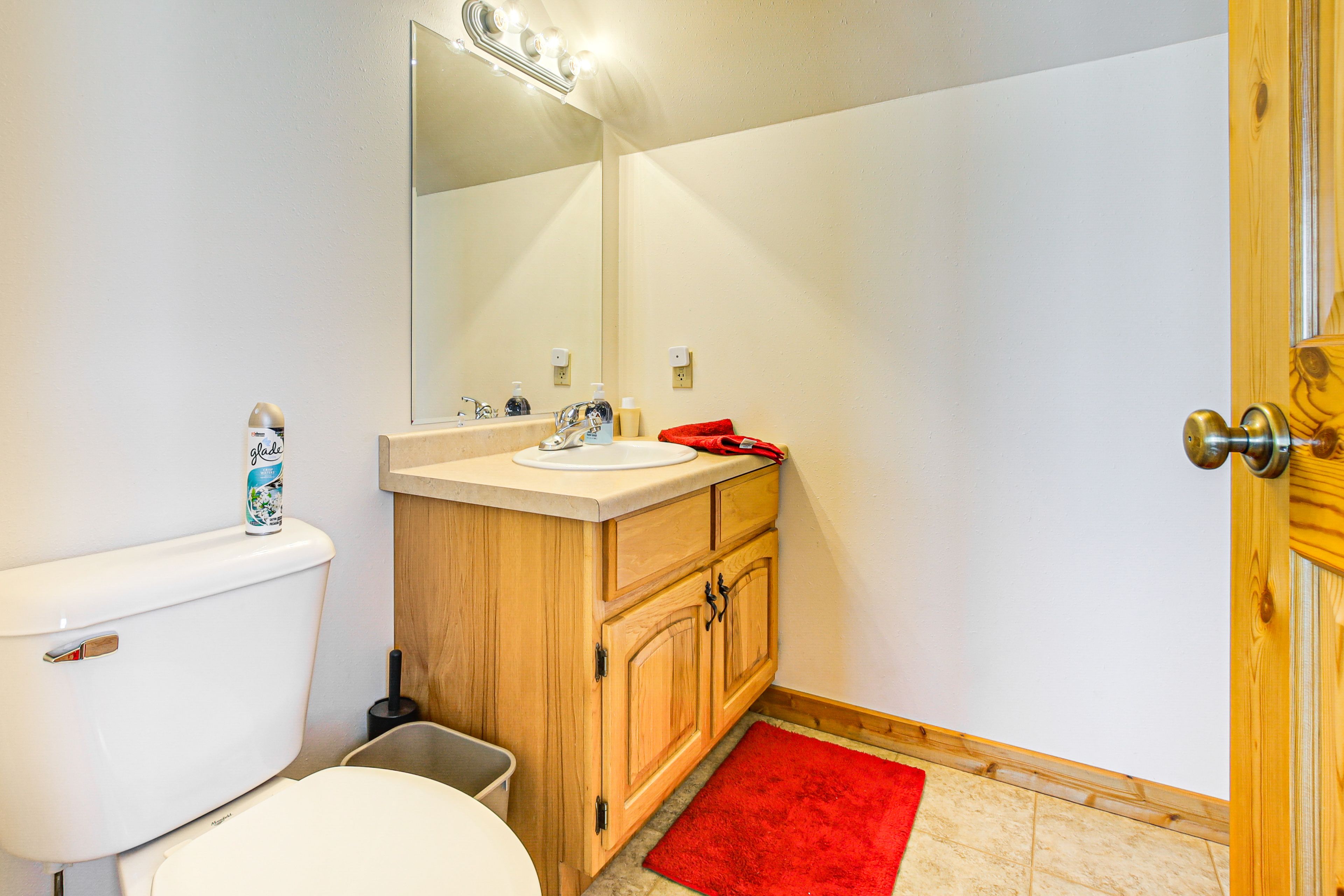 Full Bathroom | Towels Provided | 2nd Floor