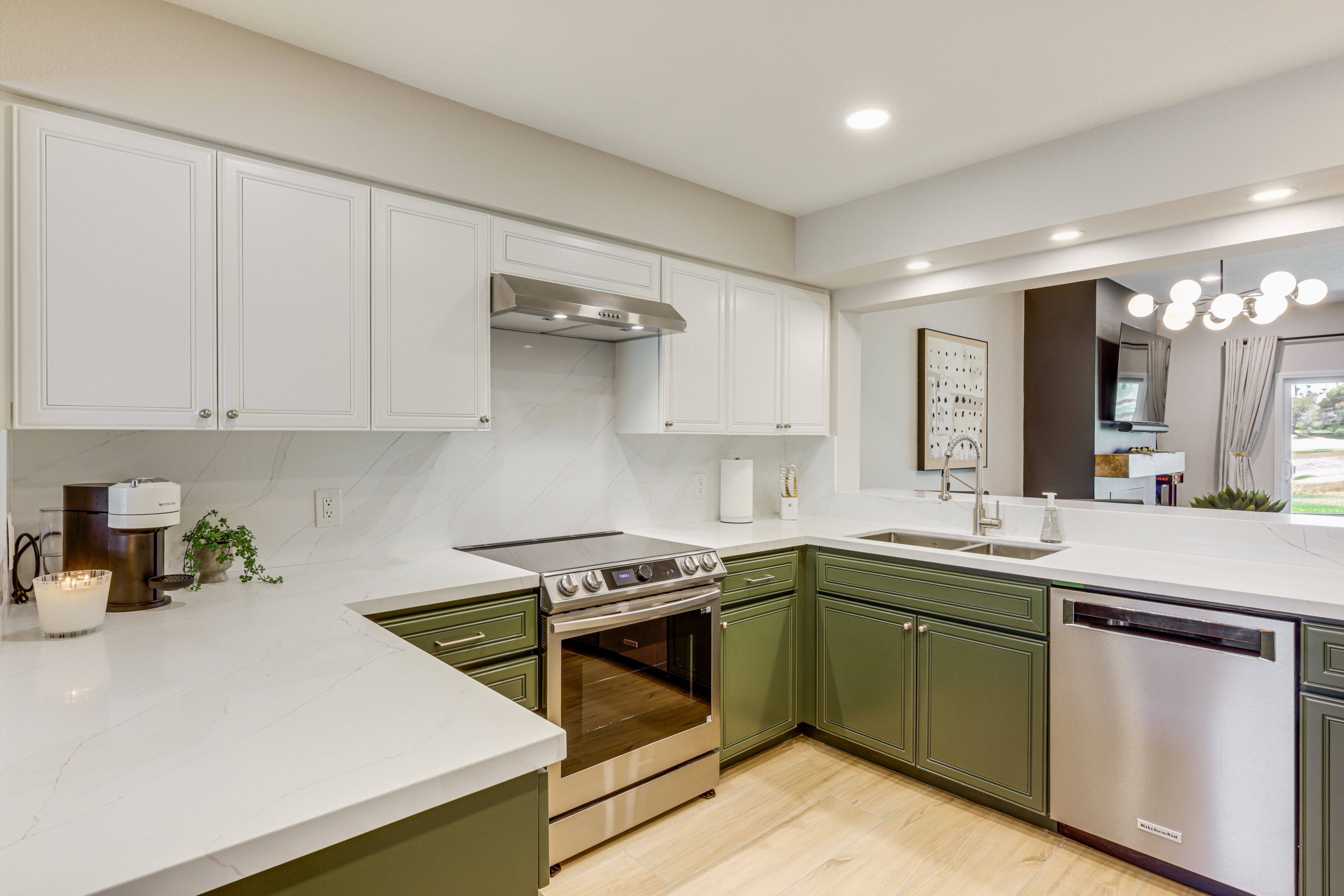 Kitchen | Blender | Toaster | Slow Cooker | 4-Person Dining Table