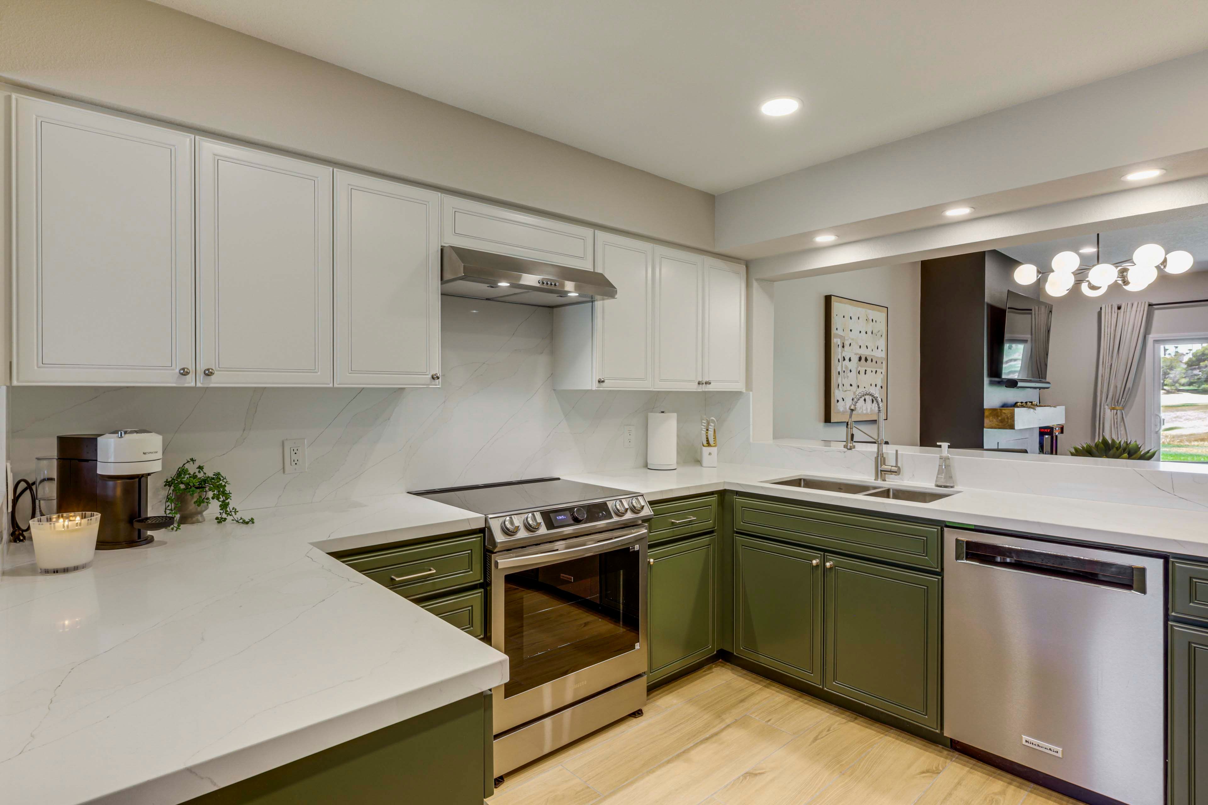 Kitchen | Blender | Toaster | Slow Cooker | 4-Person Dining Table