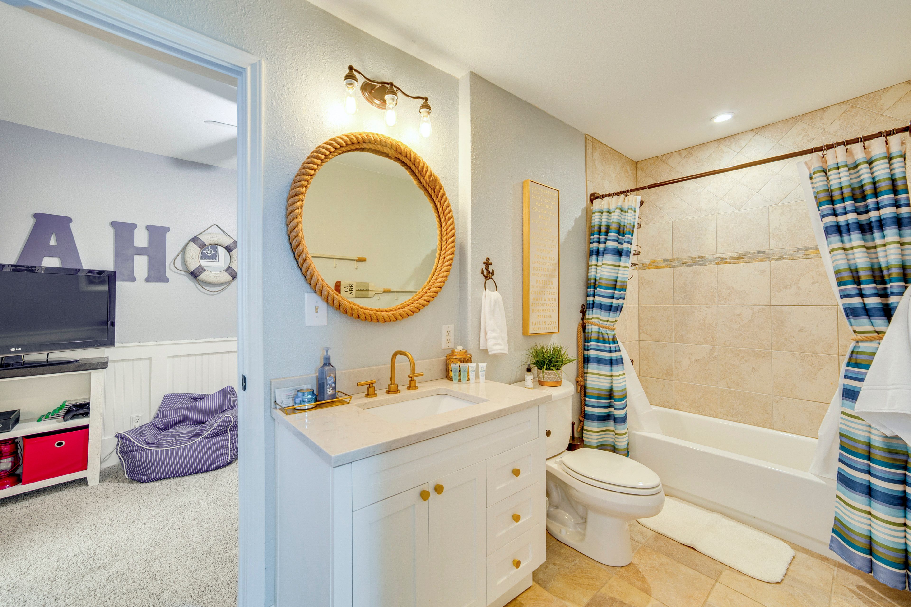 Jack-and-Jill Bathroom | Complimentary Toiletries