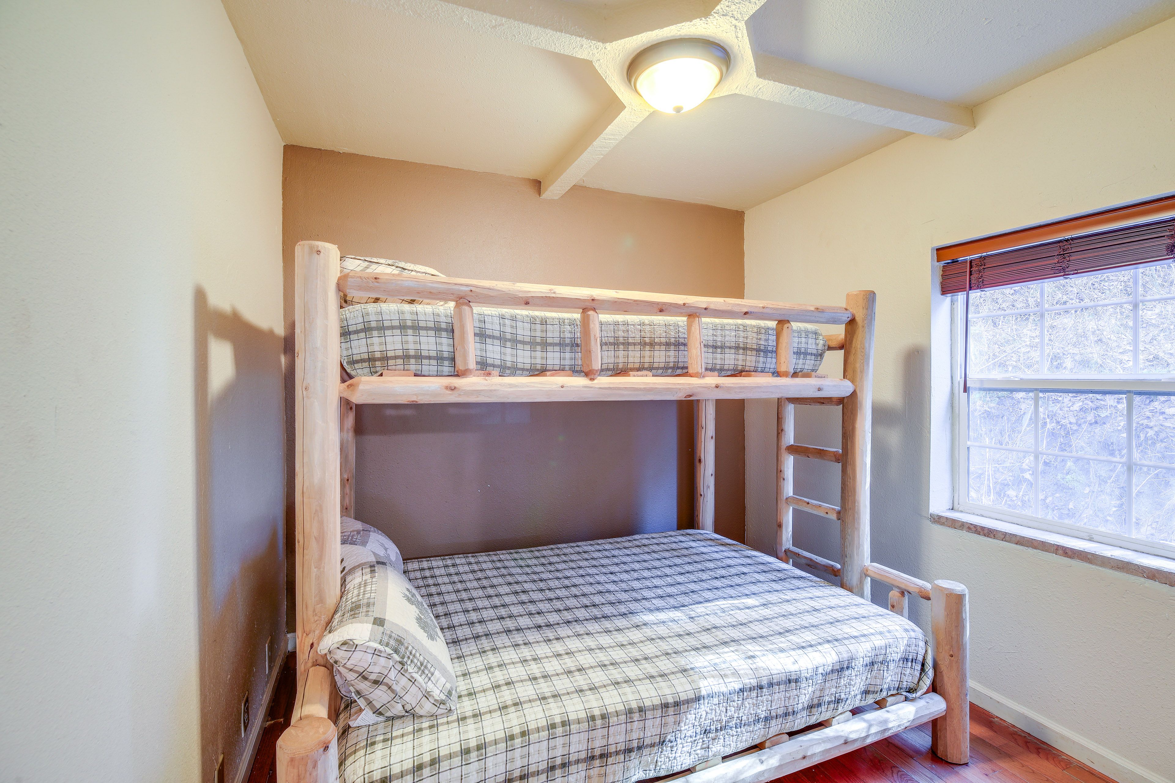 Bedroom 2 | Twin/Full Bunk Bed
