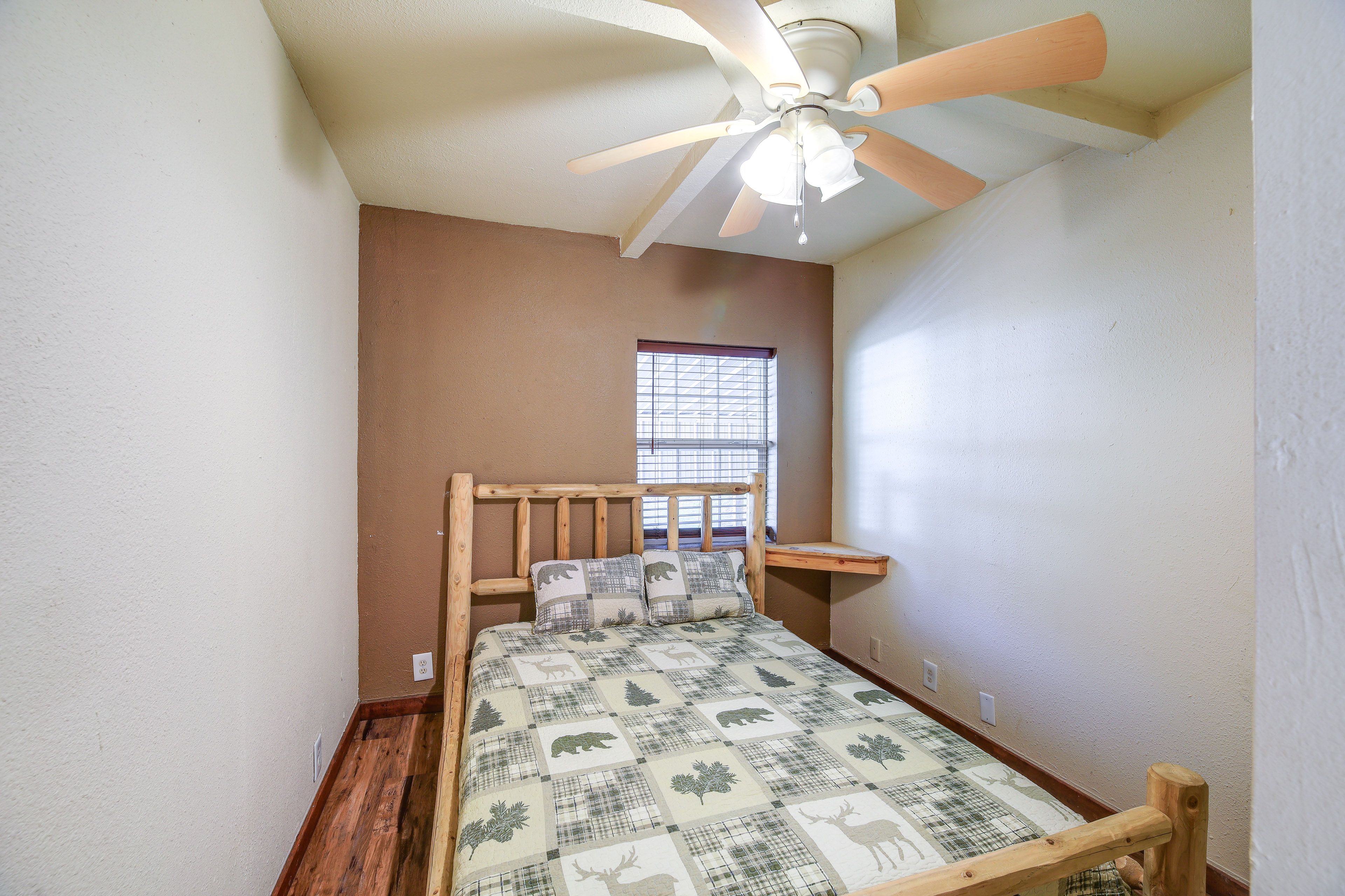 Bedroom 1 | Queen Bed