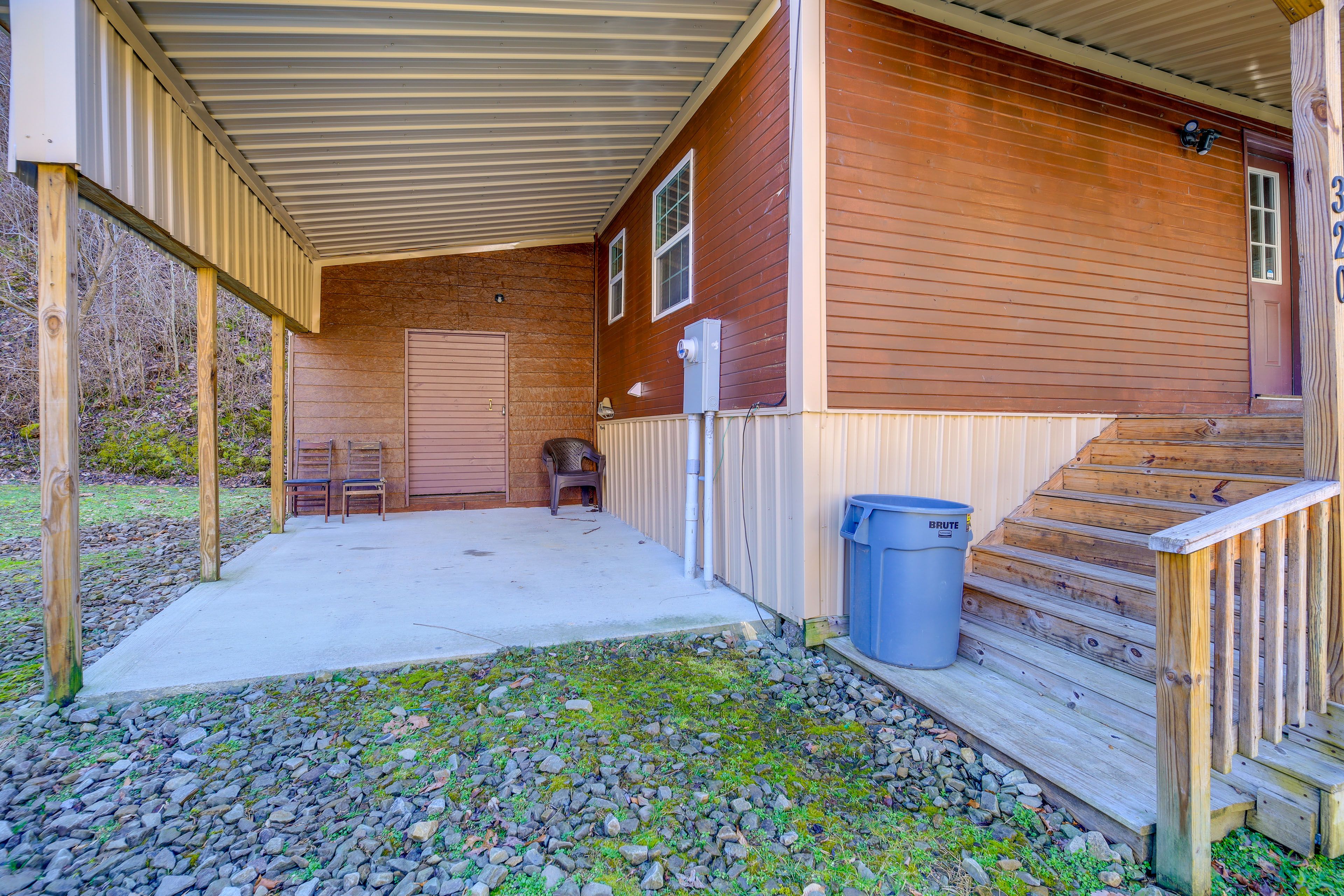 Property Exterior | Driveway (4 Vehicles)