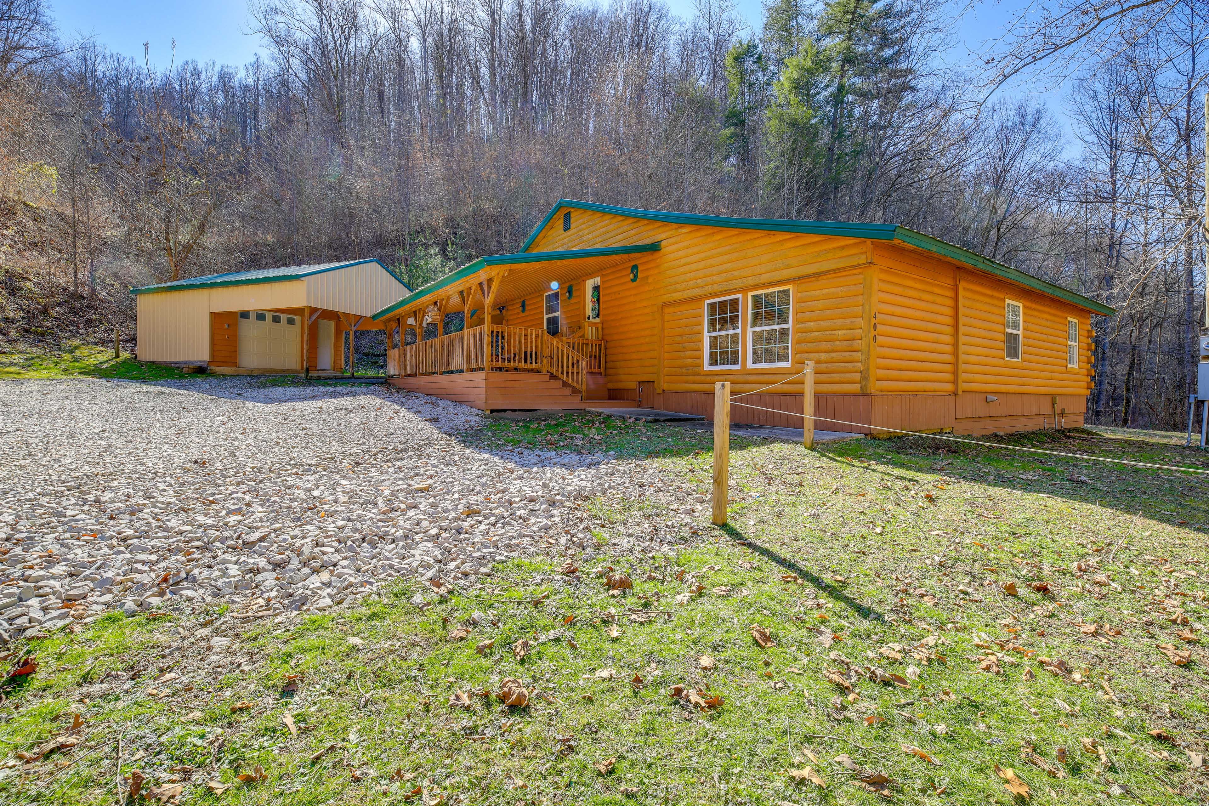 Property Exterior | Driveway (10 Vehicles)