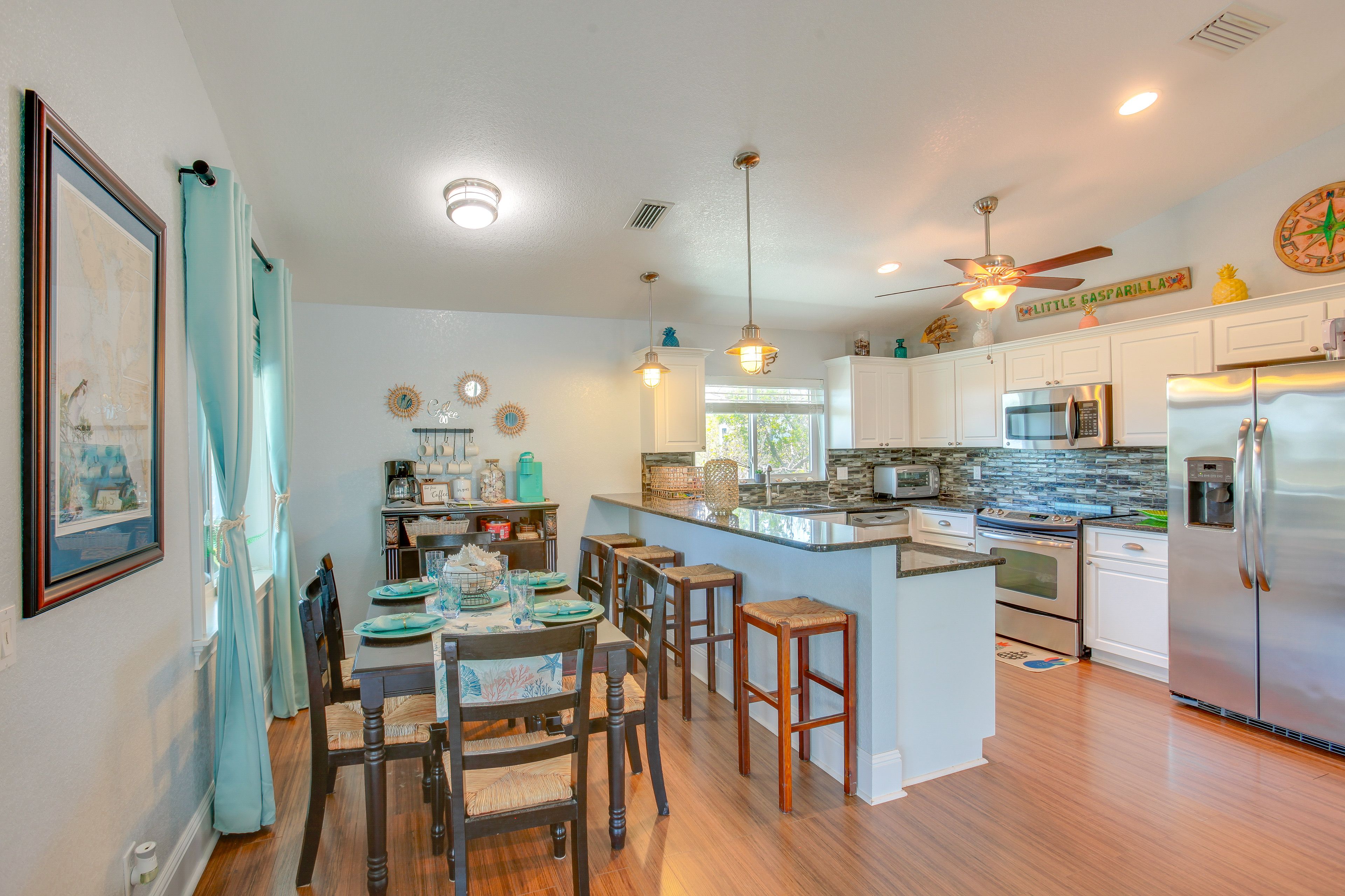 Dining Area | Dishware/Flatware Provided
