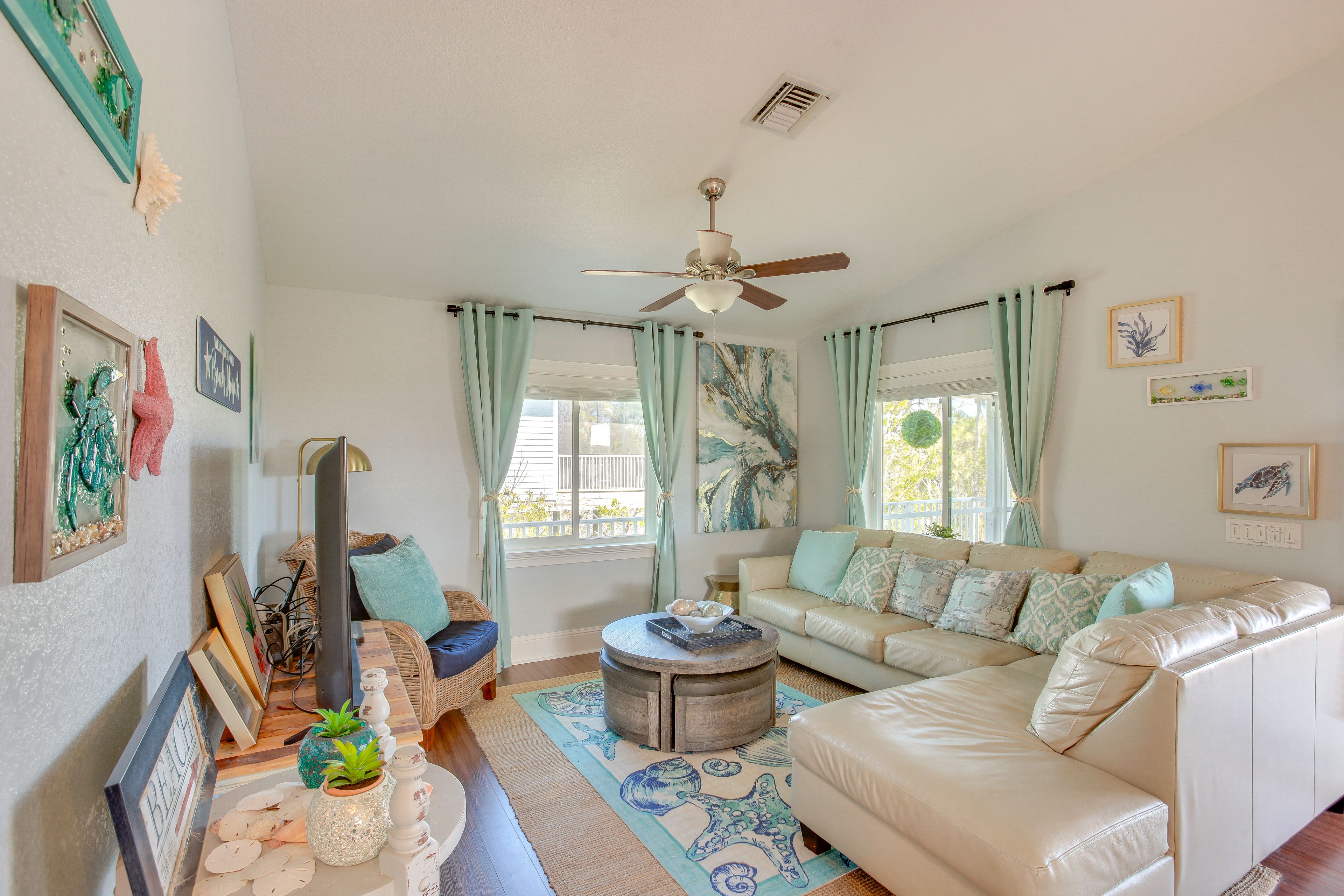 Living Room | Smart TV | Central Air Conditioning/Heat | Free WiFi