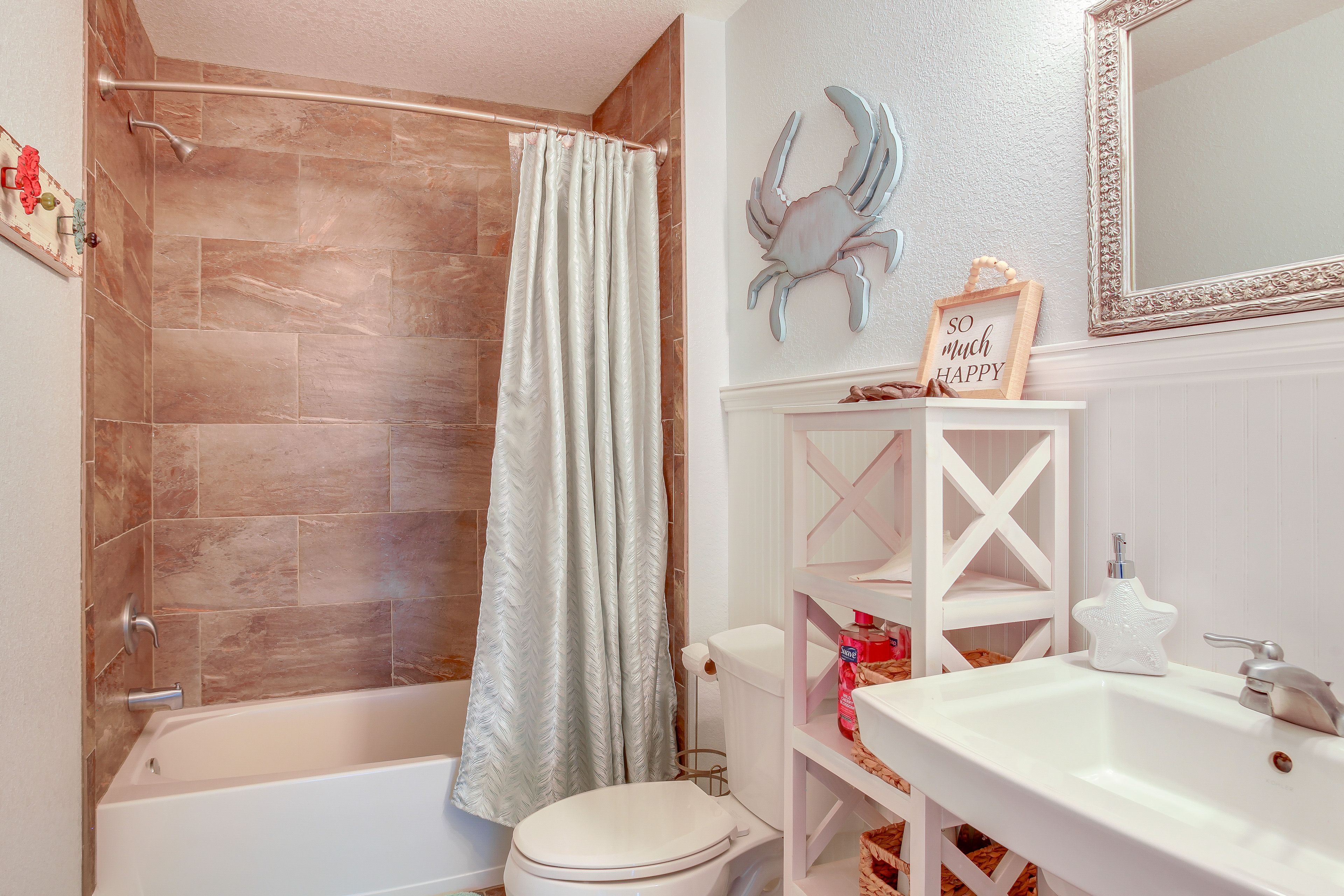 Full Bathroom | Towels Provided
