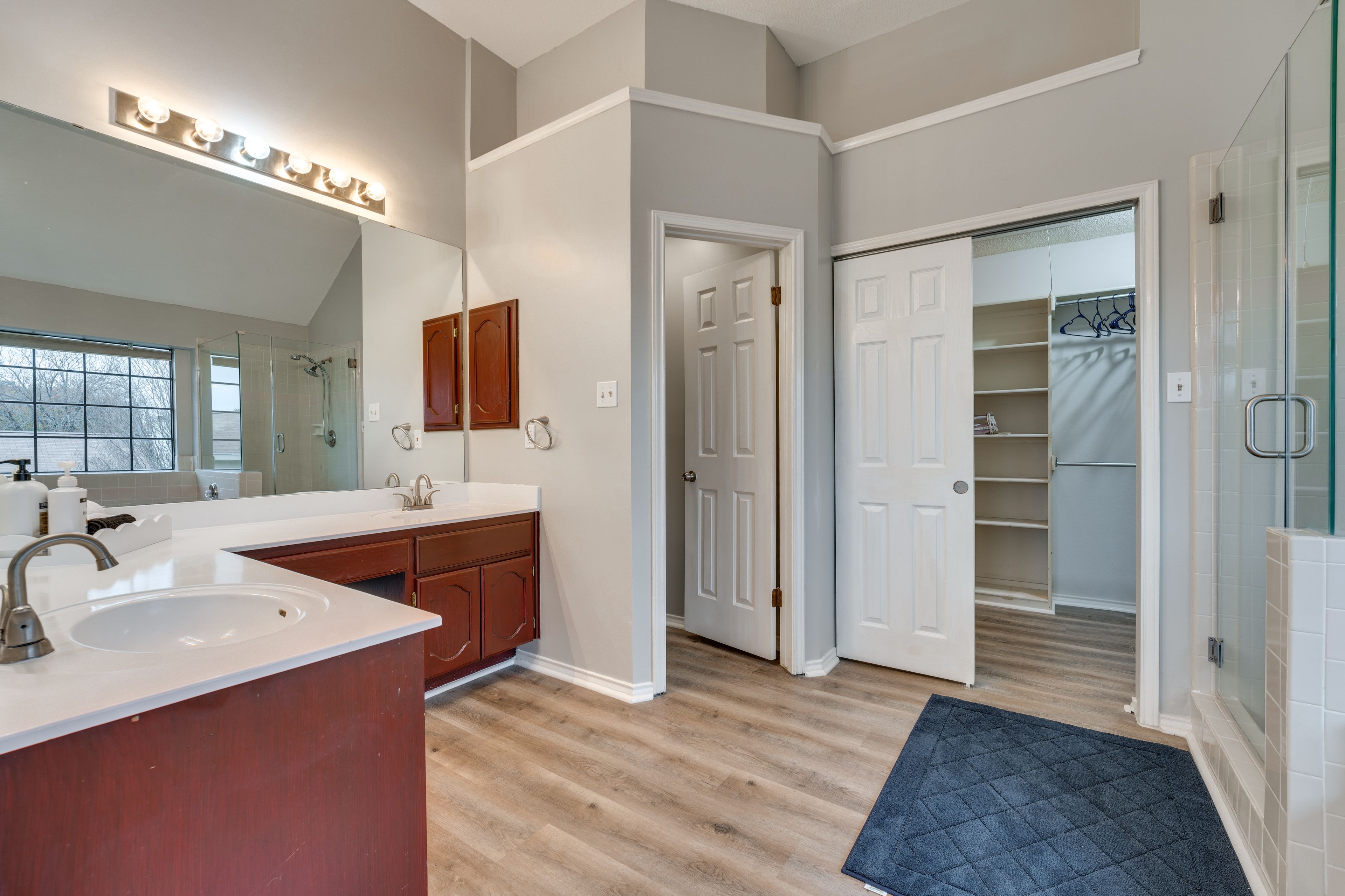 Full Bathroom | Towels Provided | Garden Tub | 2nd Floor