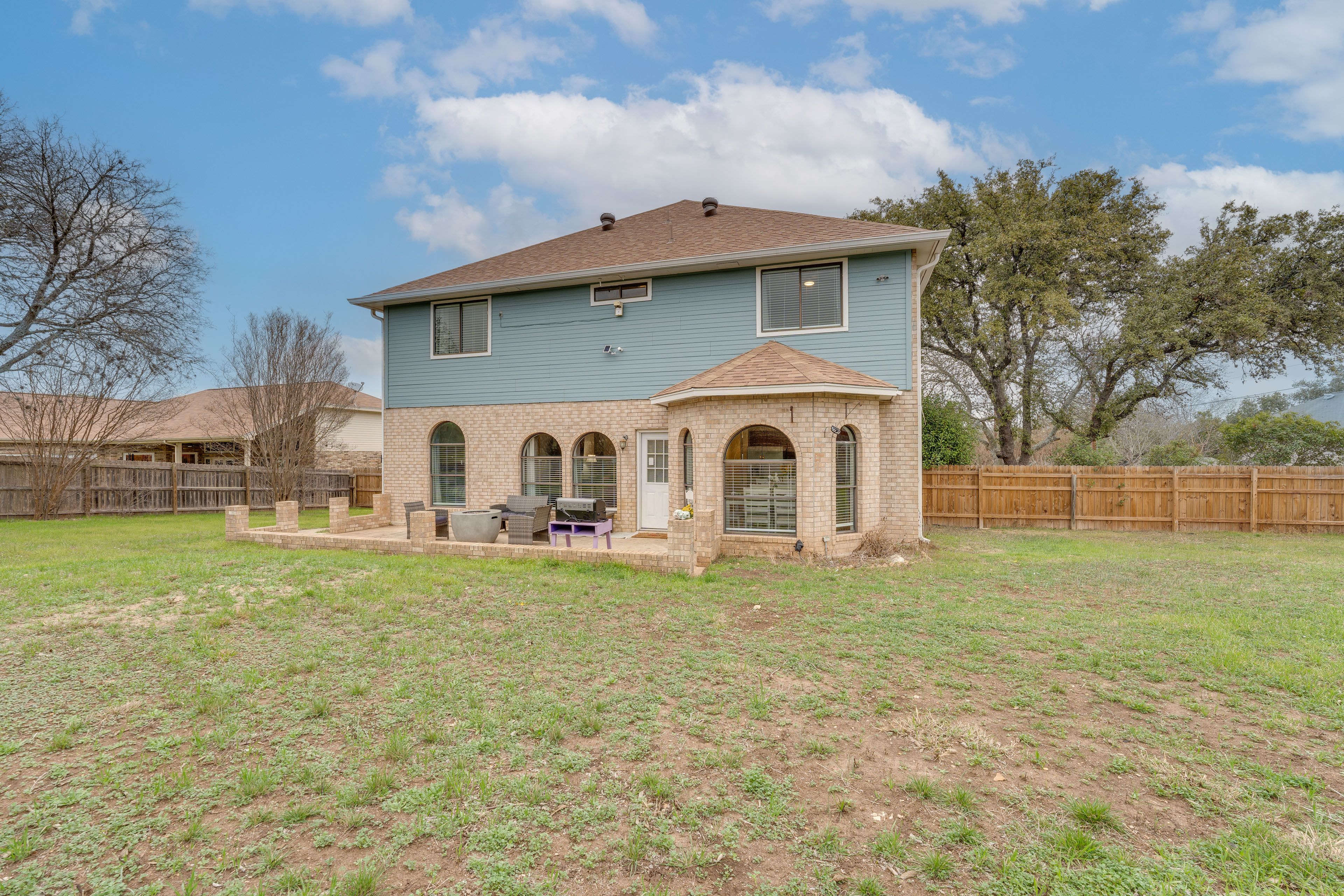Fenced Backyard | Patio w/ Gas Fire Pit | Pellet Grill