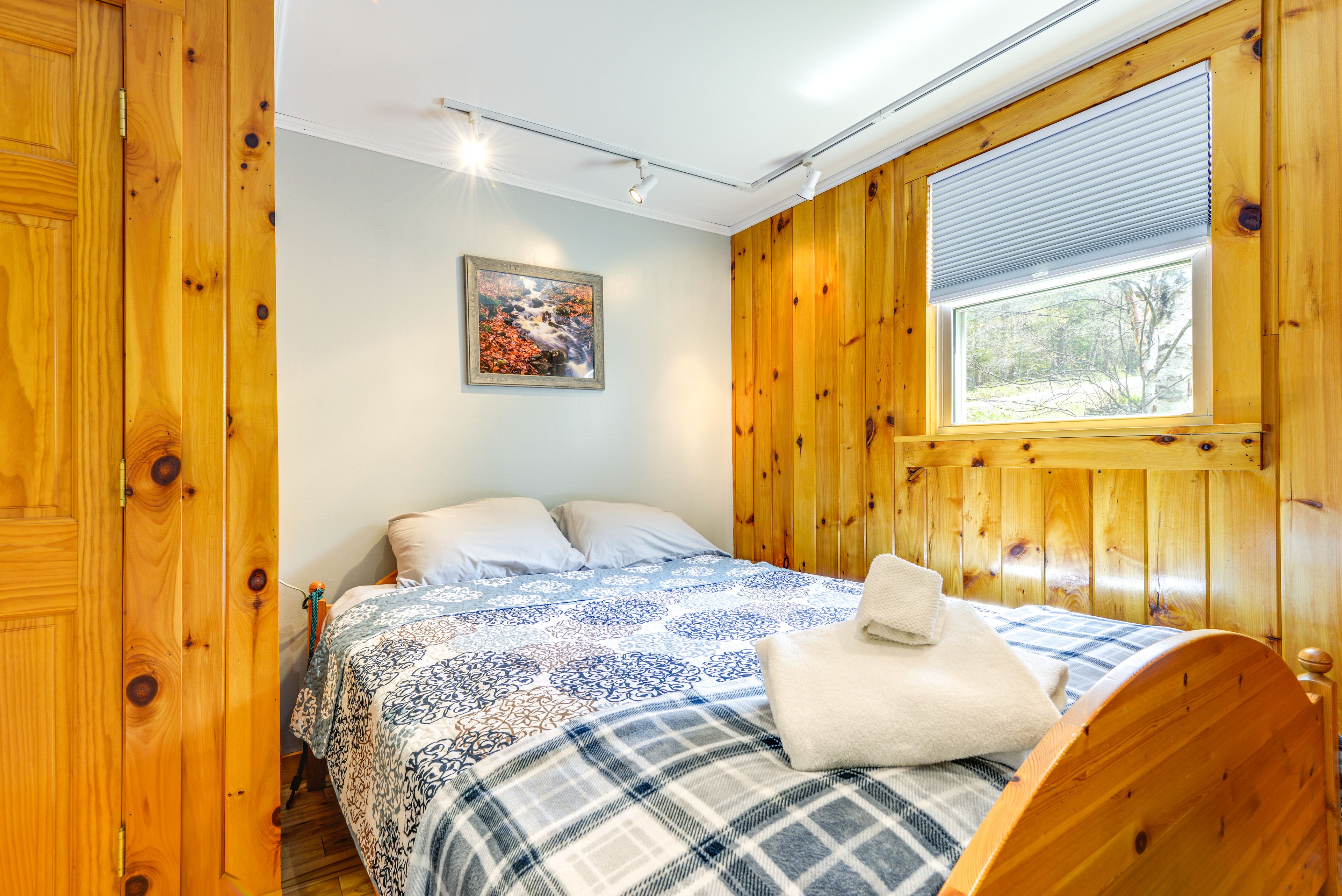 Bedroom 1 | Queen Bed | 1st Floor