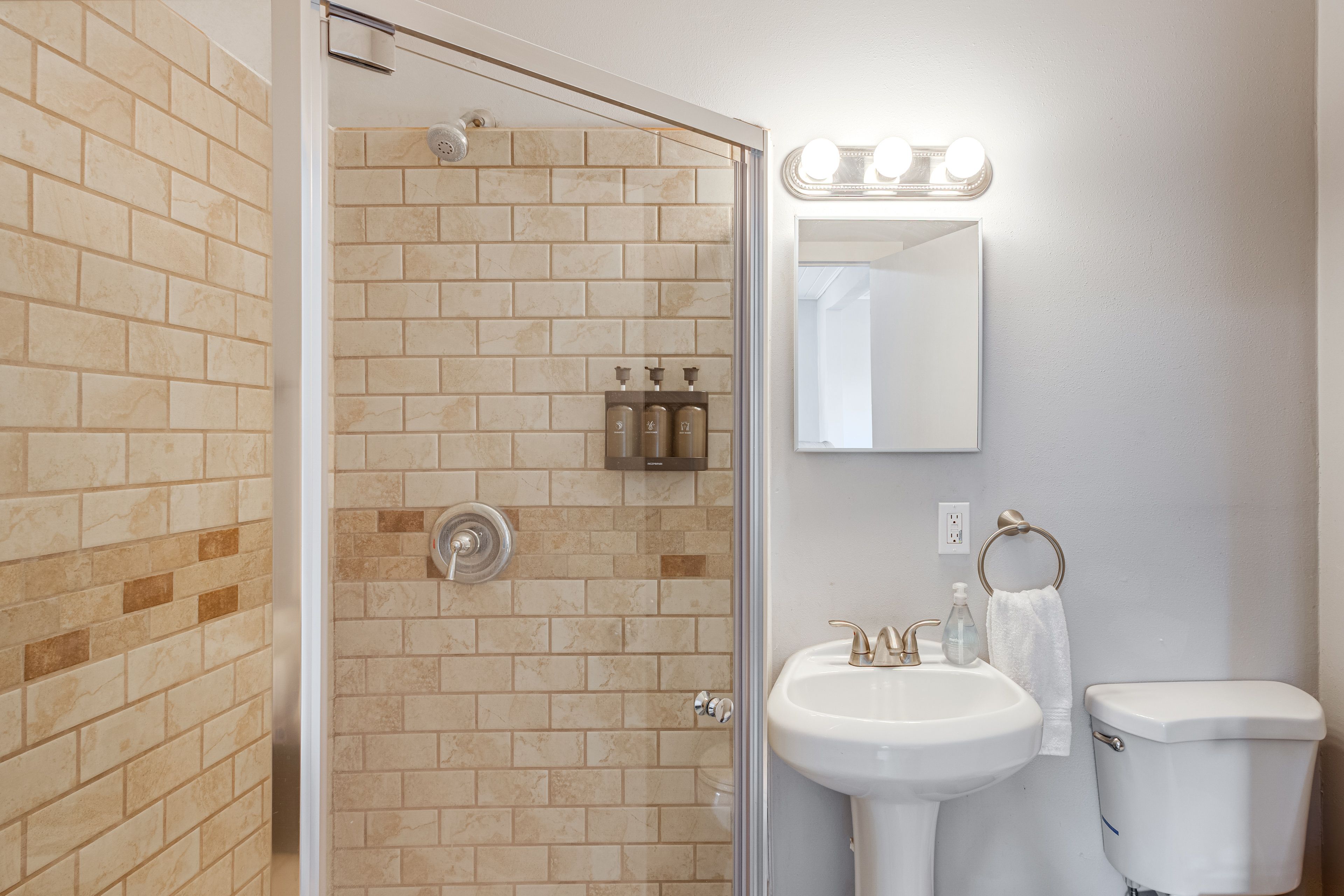 Full Bathroom | Complimentary Toiletries