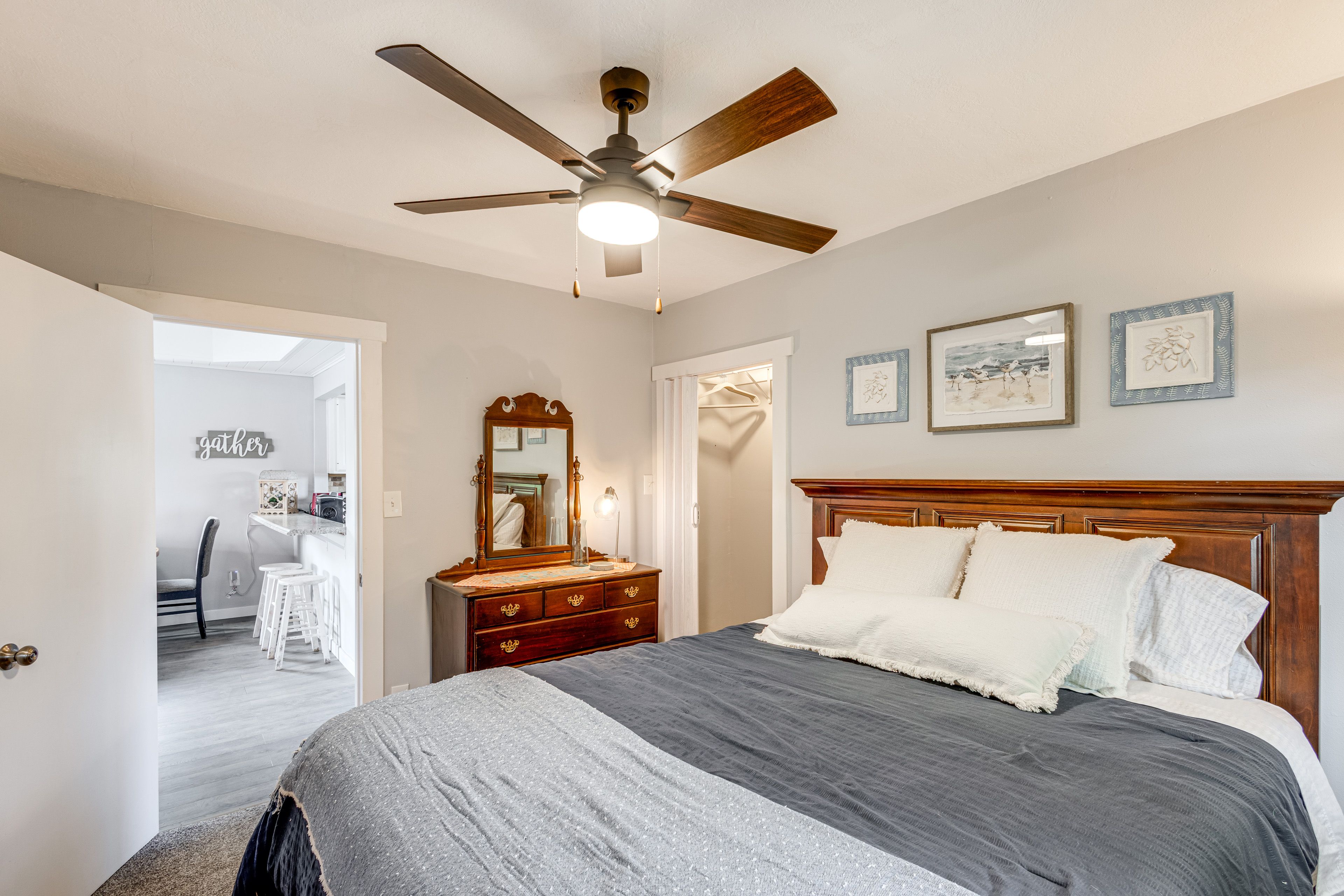 Bedroom 1 | Queen Bed