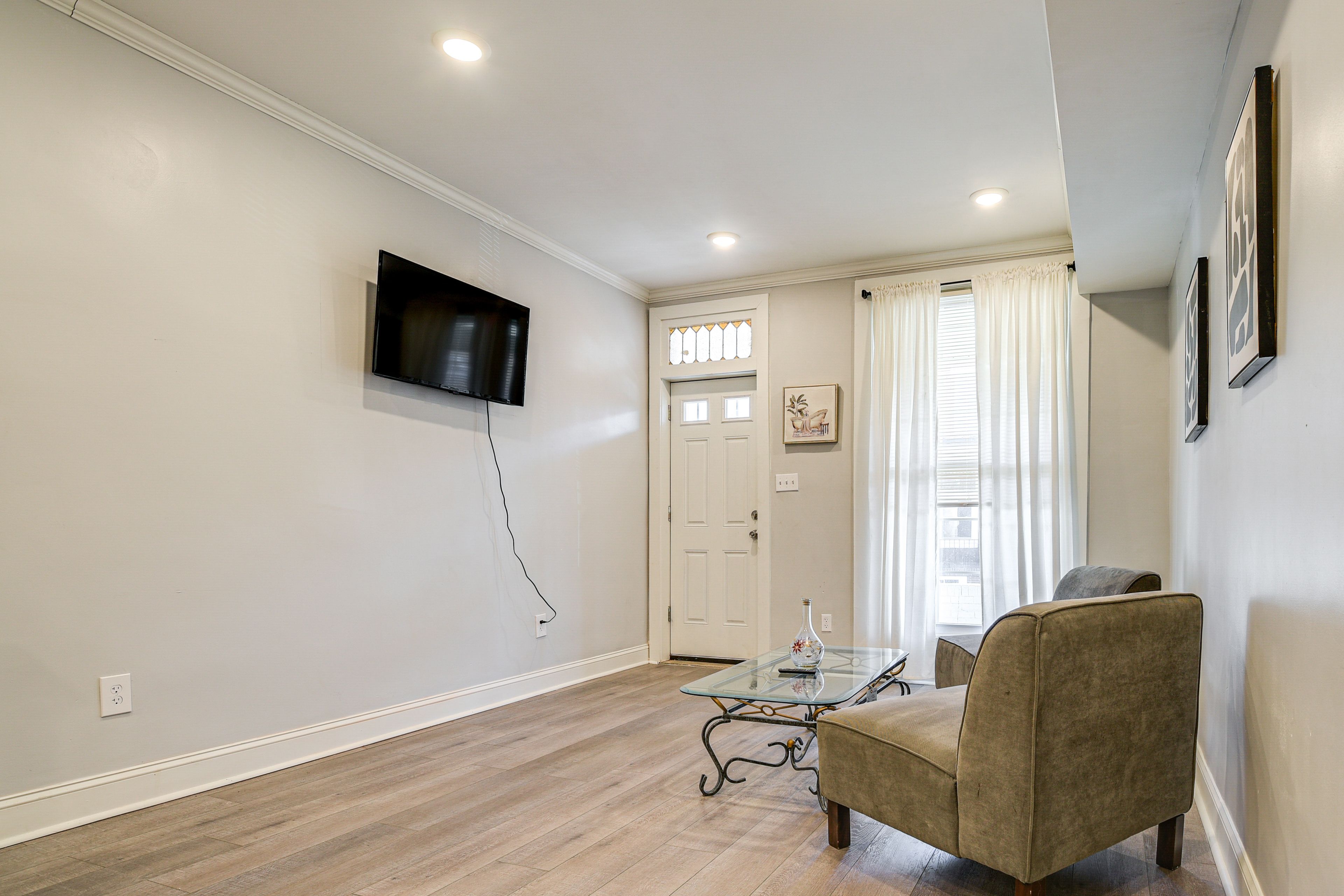 Living Room | Main Level | Smart TV | Free WiFi