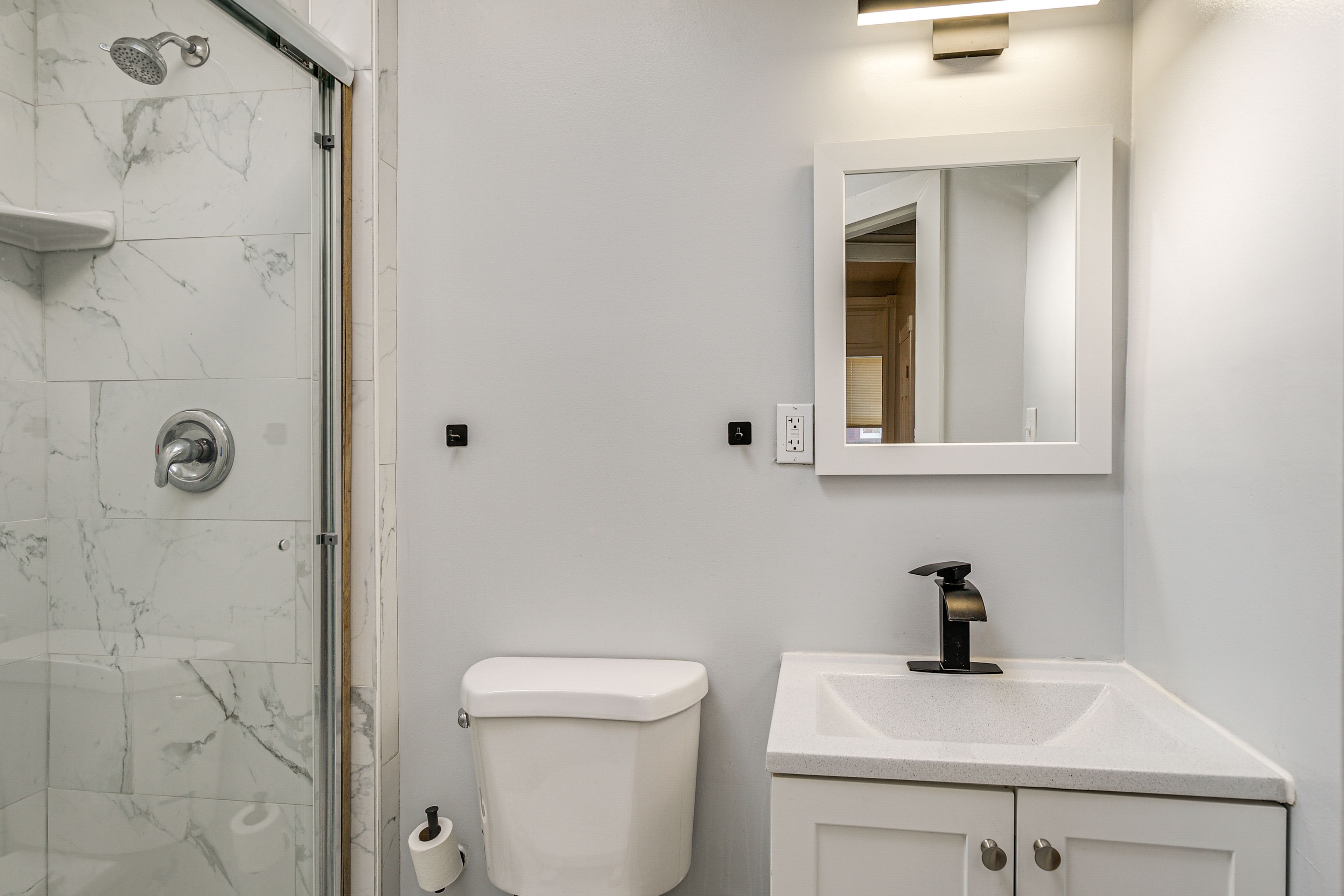 Full Bathroom | Upper Level | Towels Provided | Complimentary Toiletries
