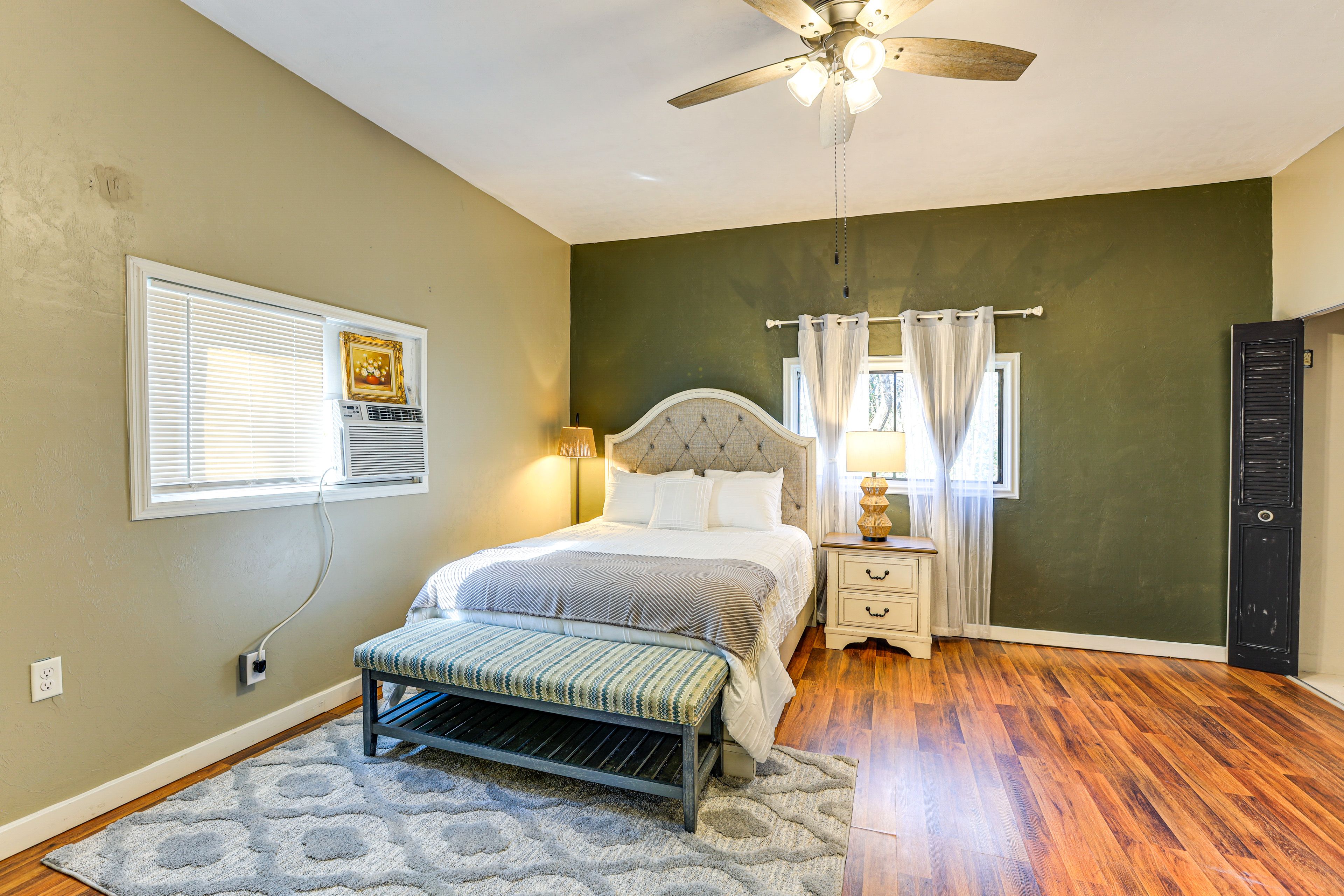 Bedroom 1 | Queen Bed
