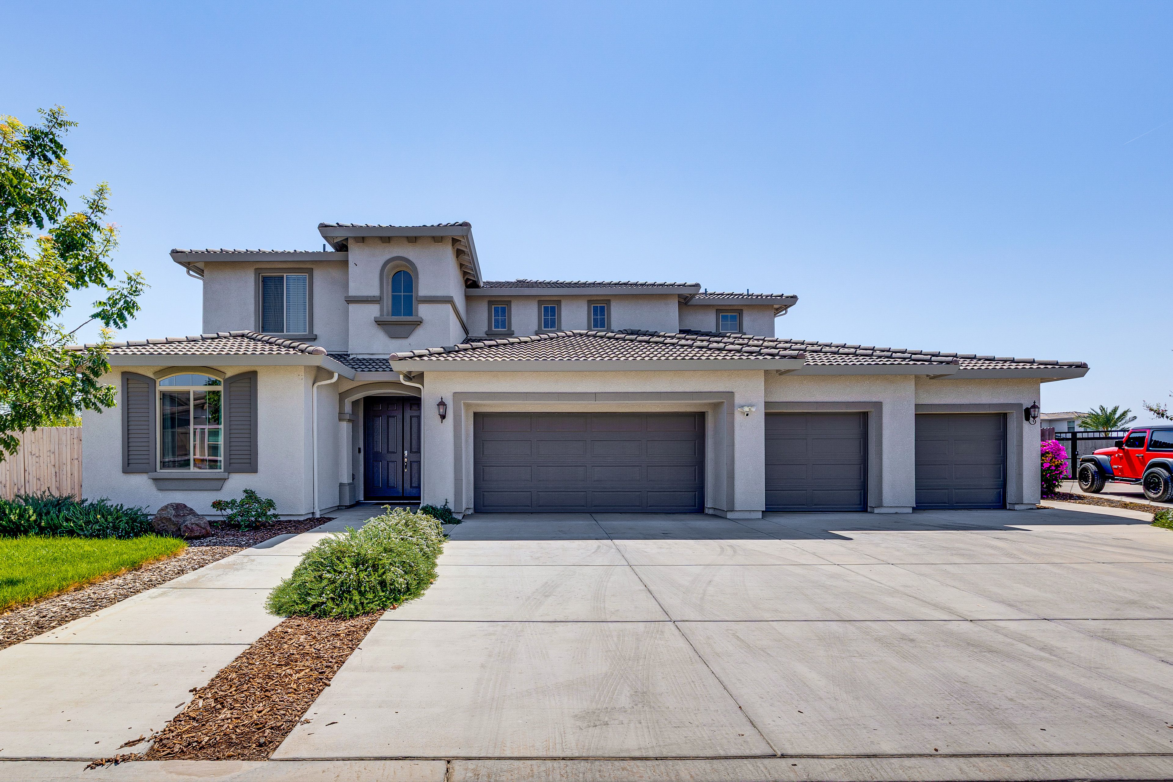 Exterior | Parking | Driveway (3 Vehicles) | RV/Trailer | Street