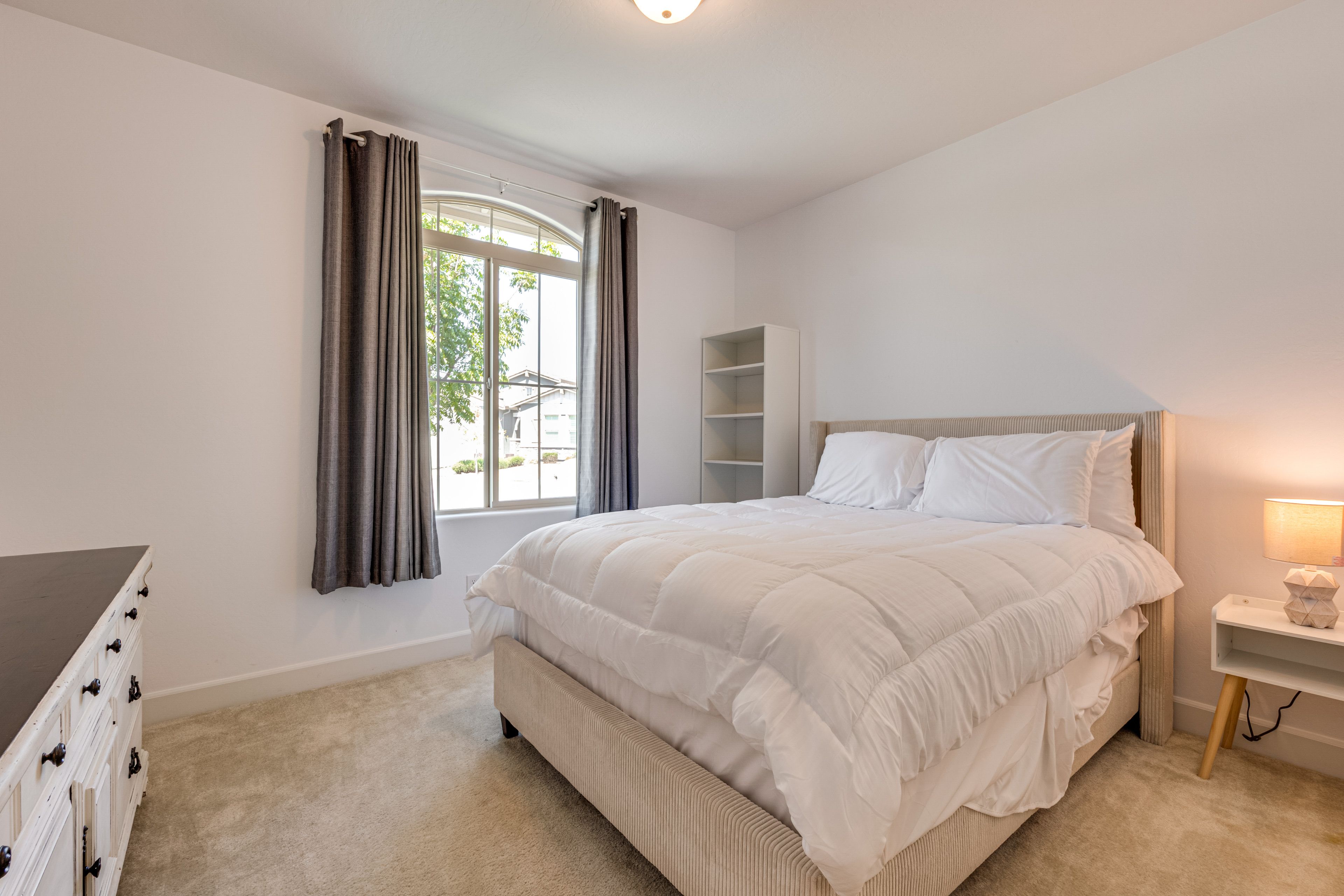 Bedroom 1 | Queen Bed | Linens | 1st Floor