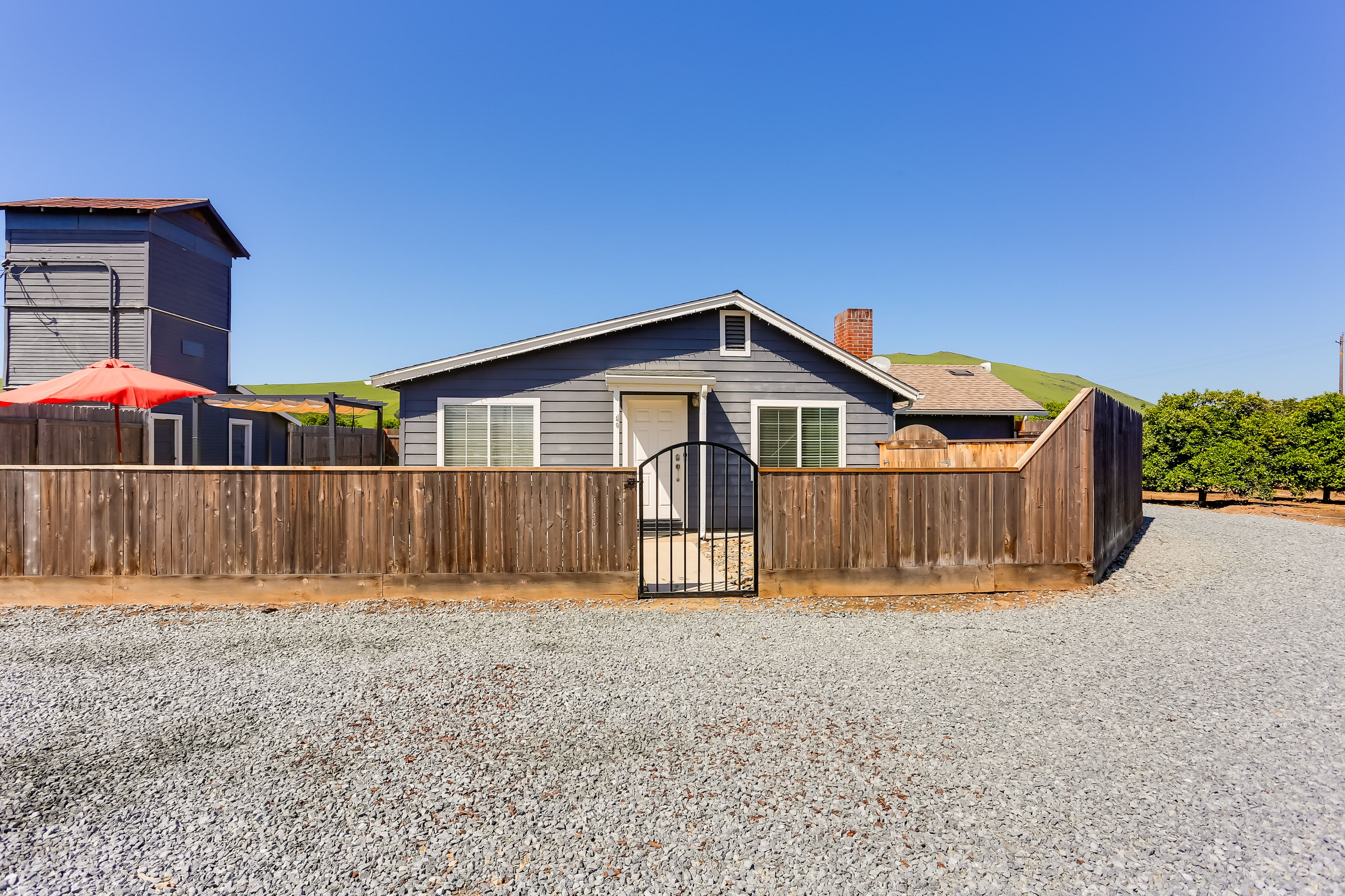 Parking | Gravel Driveway (7 Vehicles)