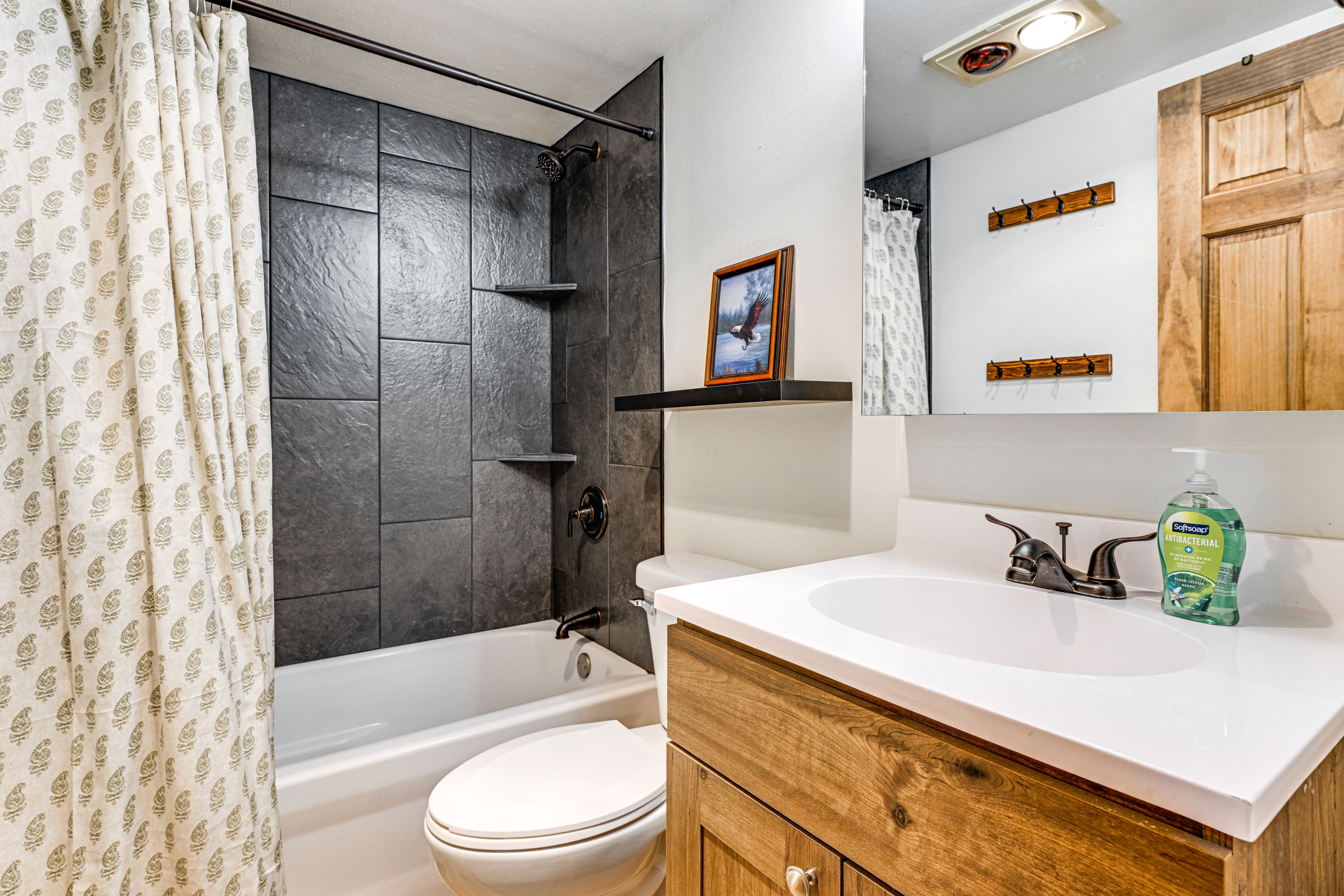 Full Bathroom | Main Level | Towels Provided