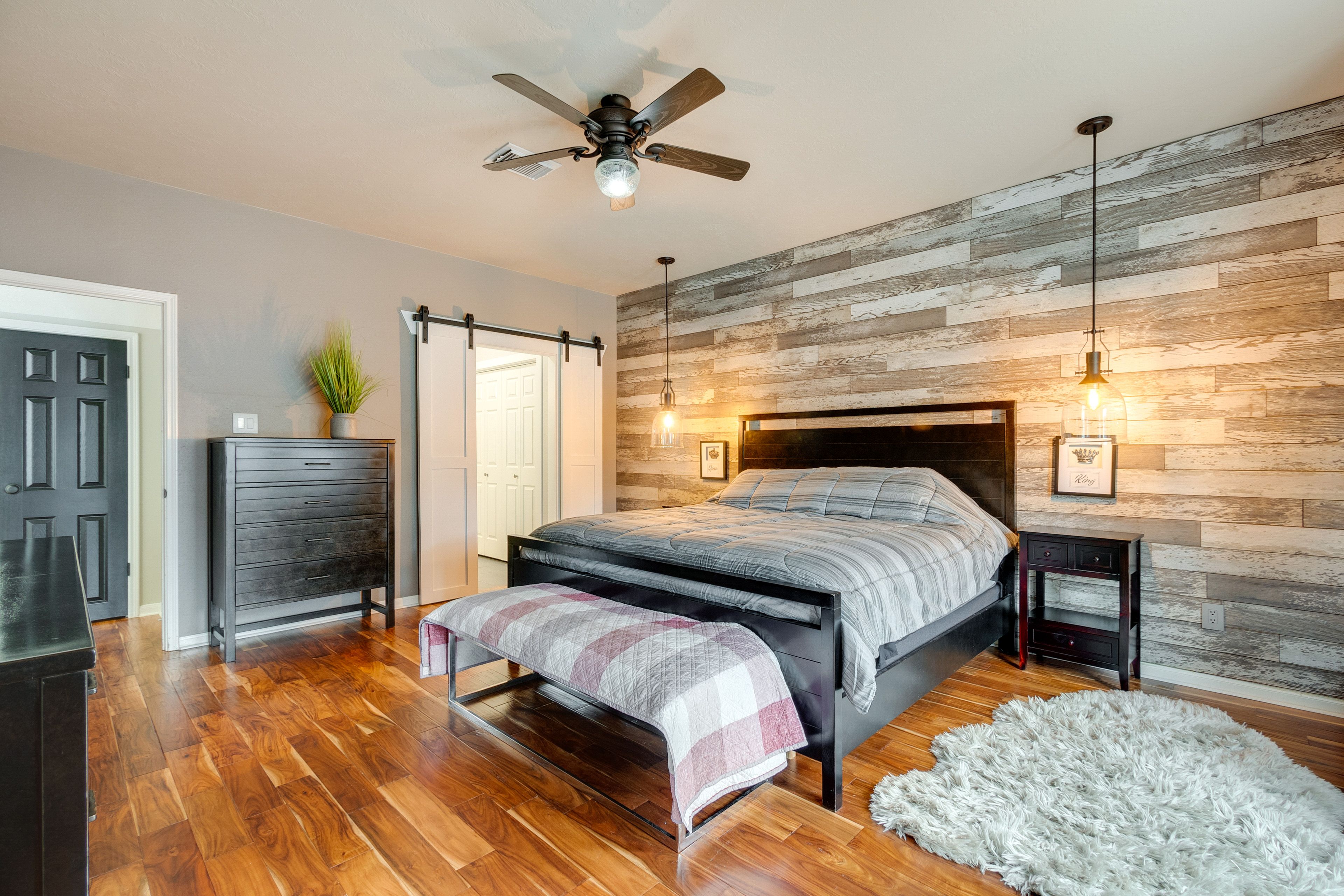 Bedroom 1 | King Bed | 1st Floor