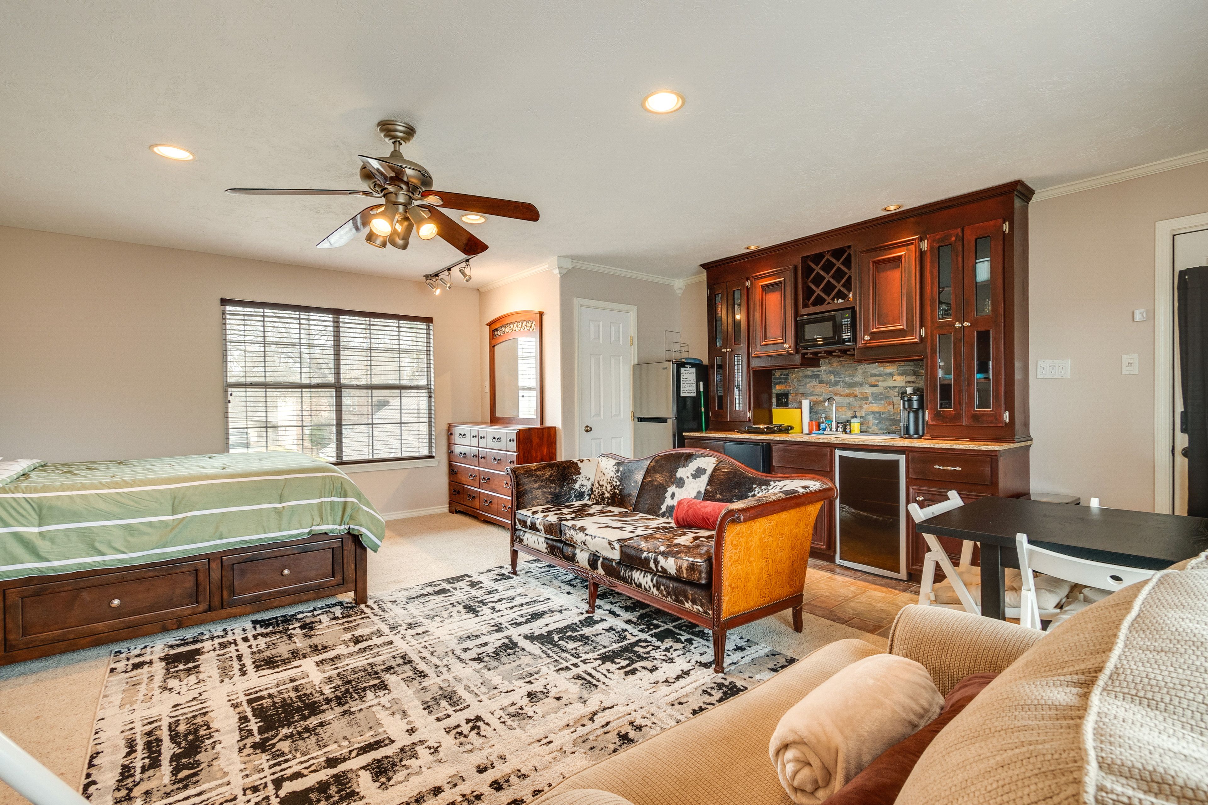 Tomball Vacation Rental | Studio | 1BA | Stairs Required | 600 Sq Ft