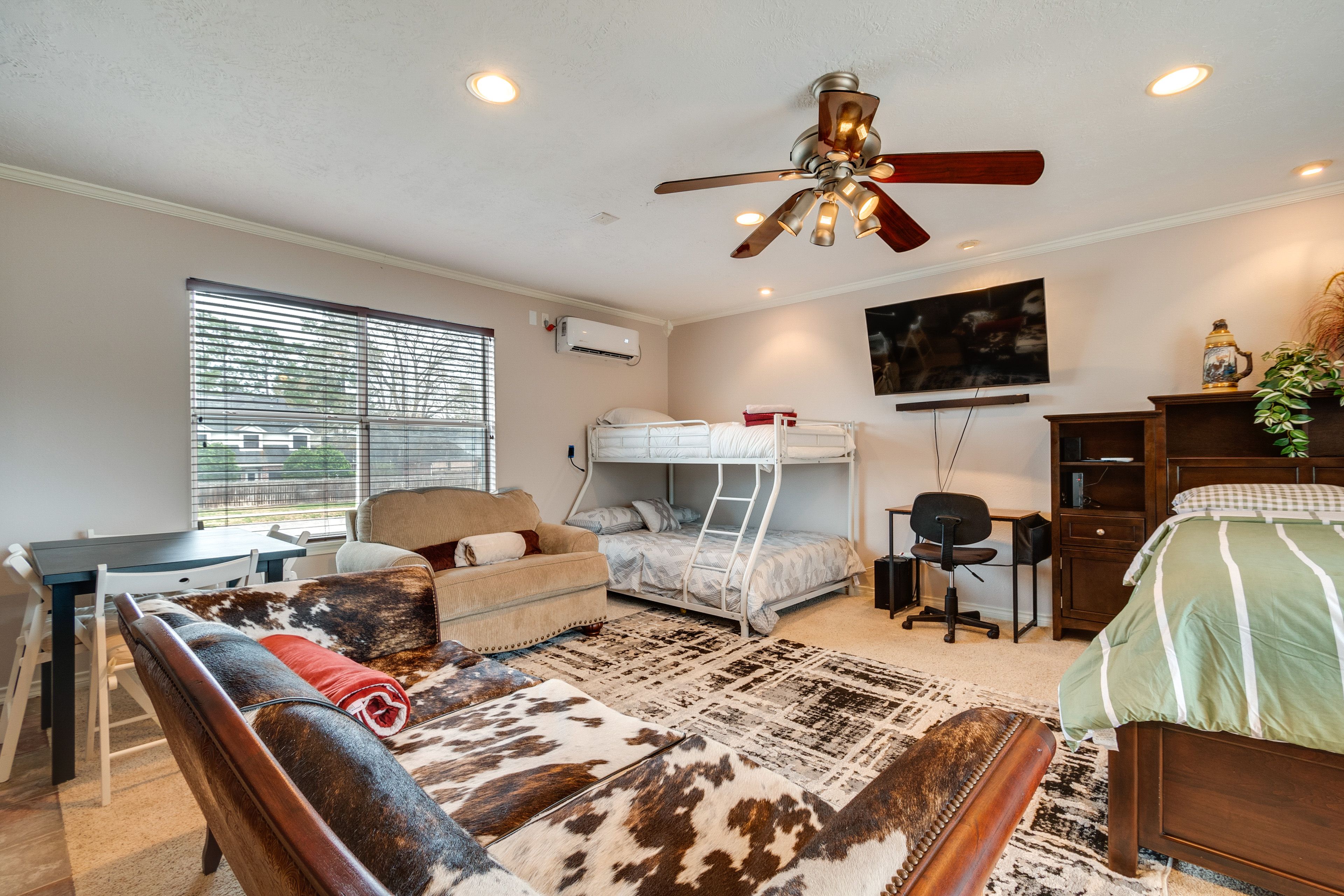 Studio | Free WiFi | Desk Workspace | Smart TV | Dining Table