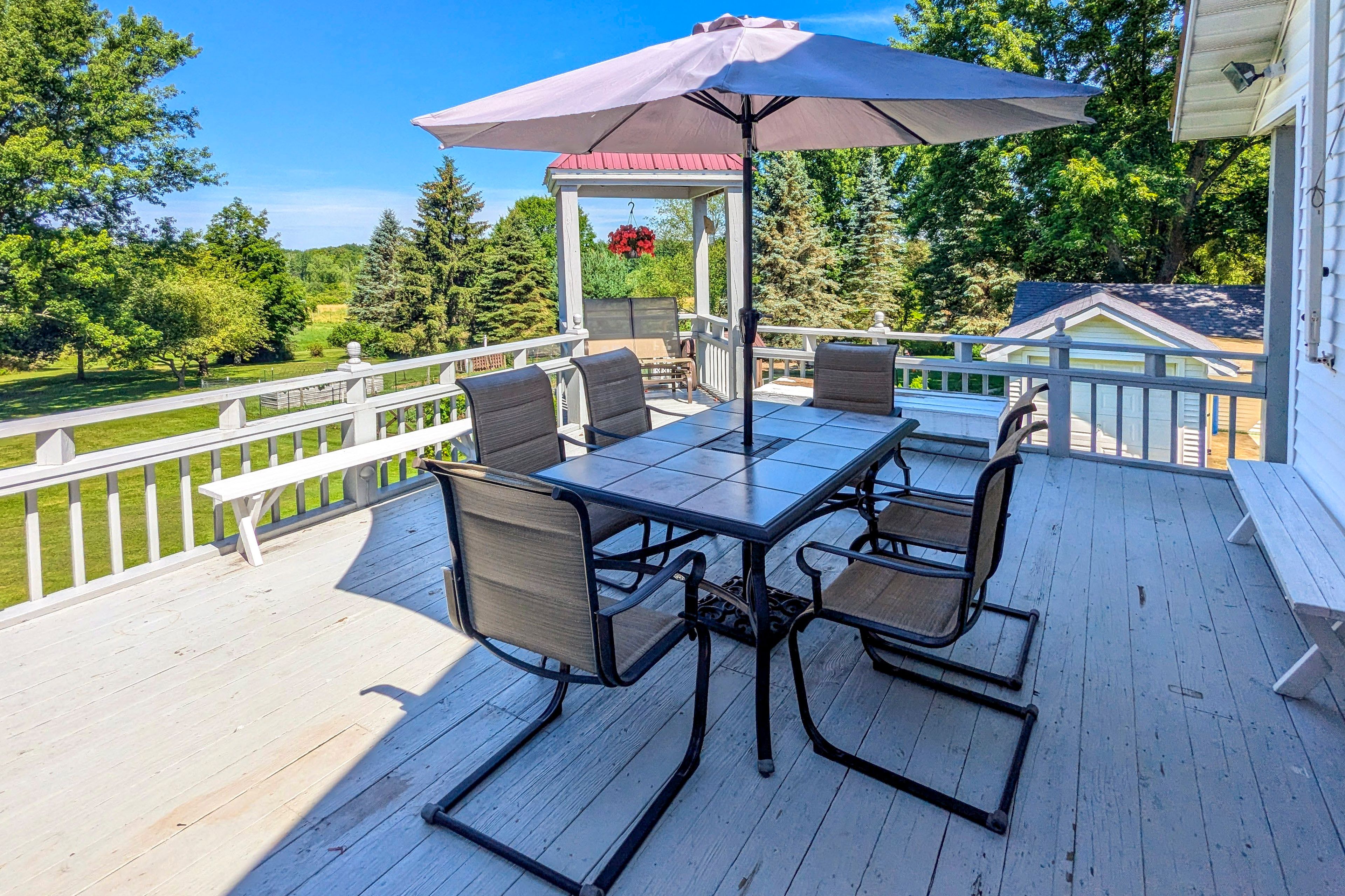 Deck | Gas Grill & Blackstone Griddle | 7 Mi to Freeport Beach