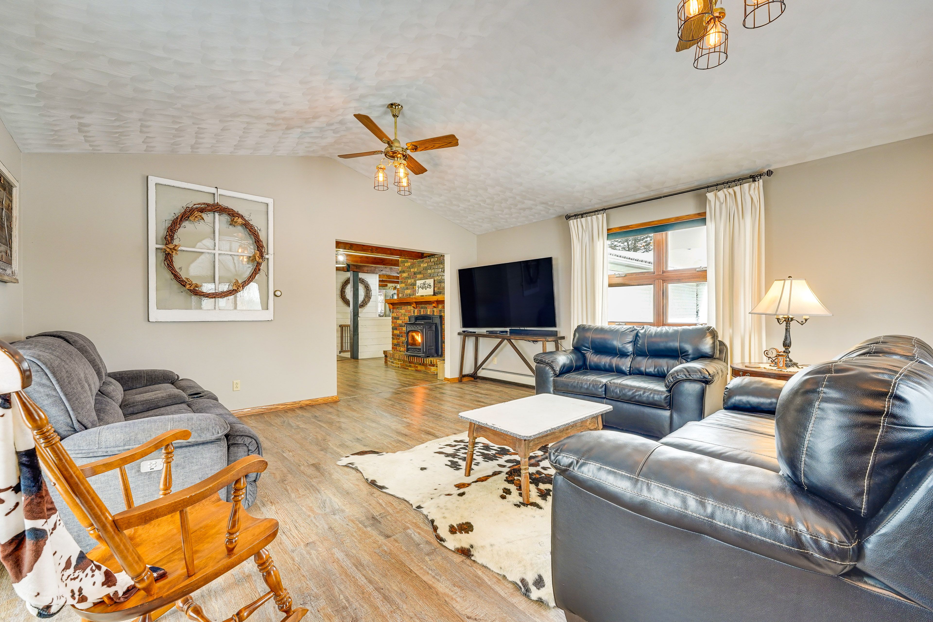 Living Room | Main Level | Smart TV | Free WiFi | Pellet-Burning Stove