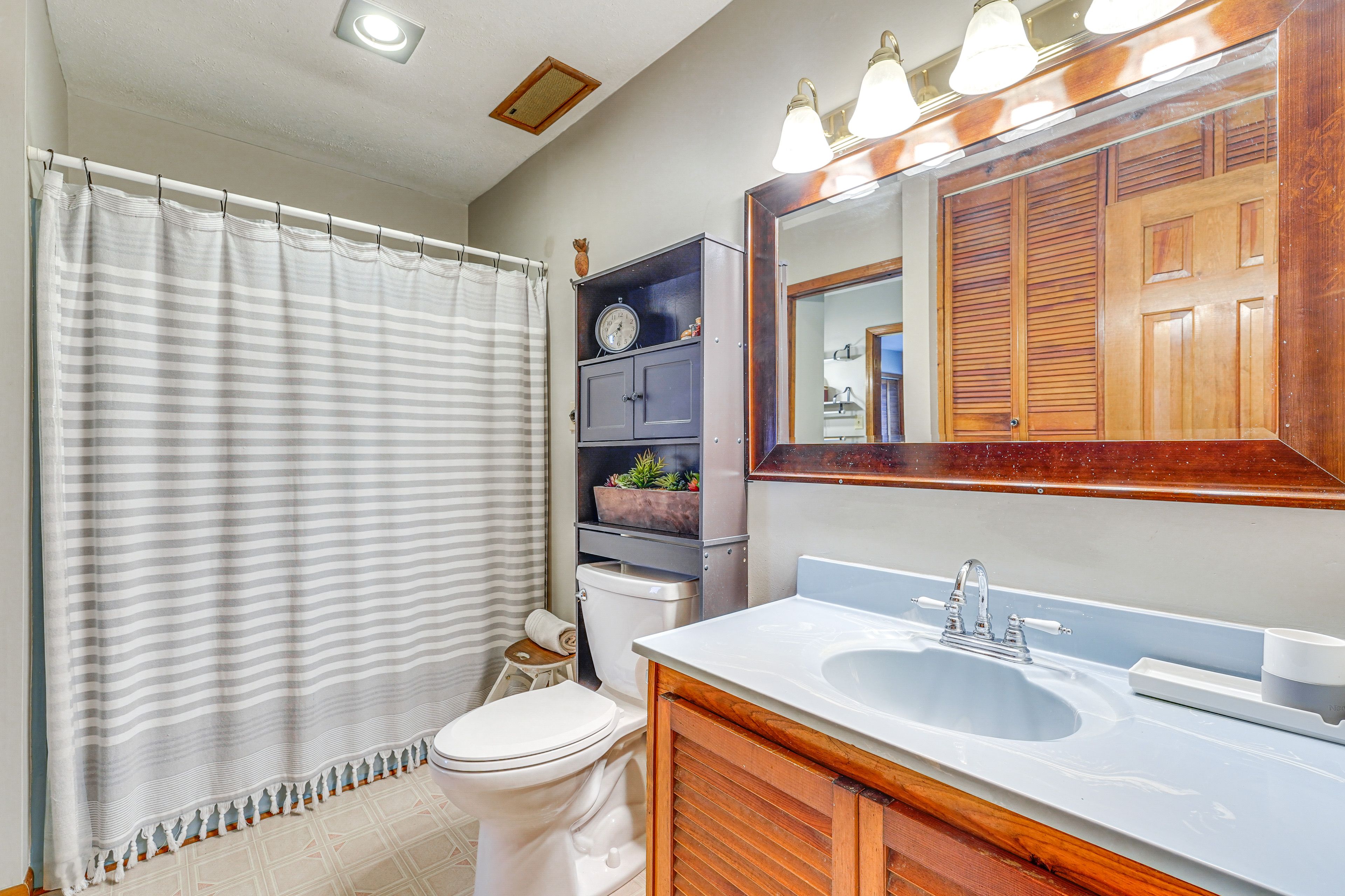 Full Bathroom | Main Level | Towels Provided