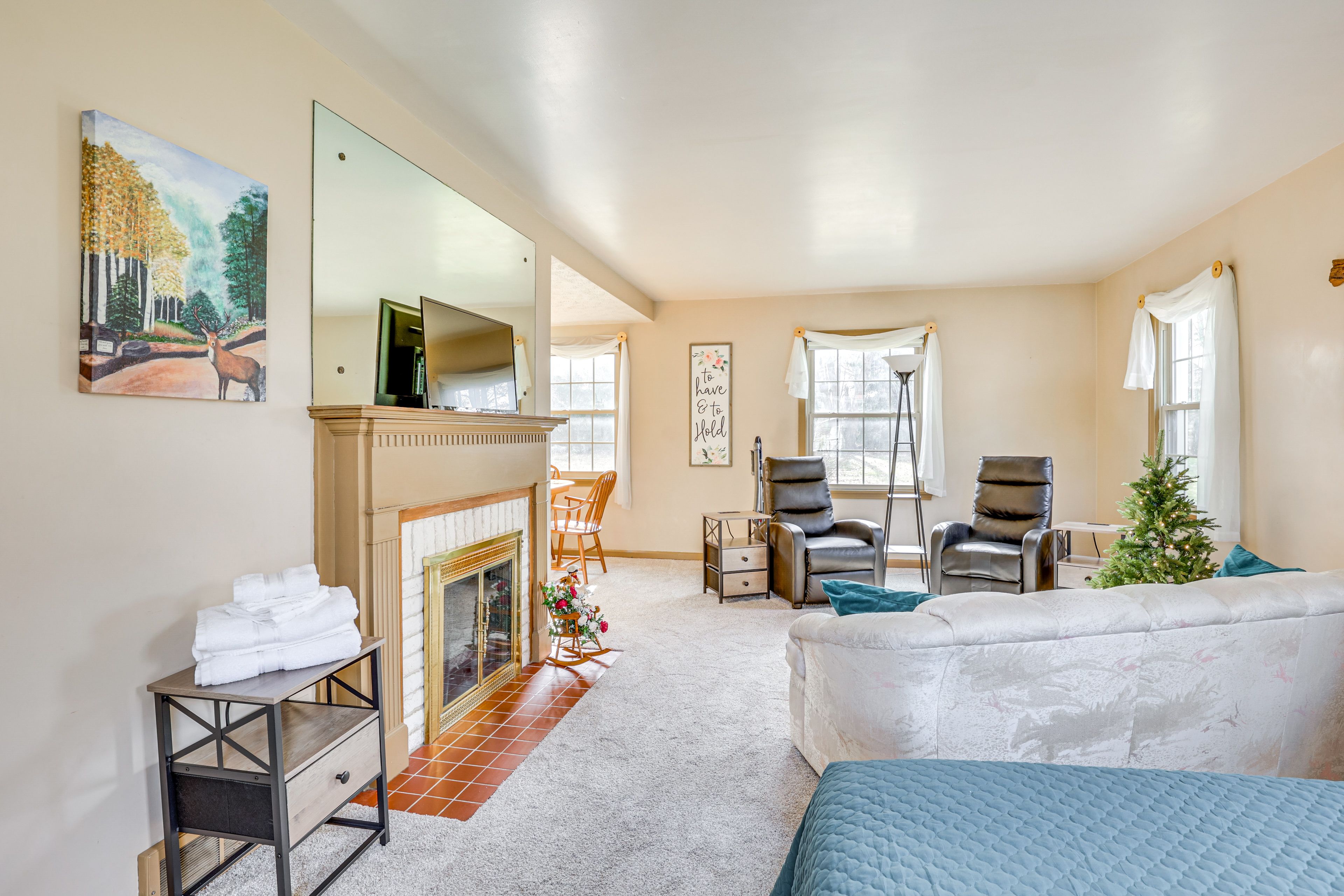 Living Room | Free WiFi | Central Heating & Air Conditioning