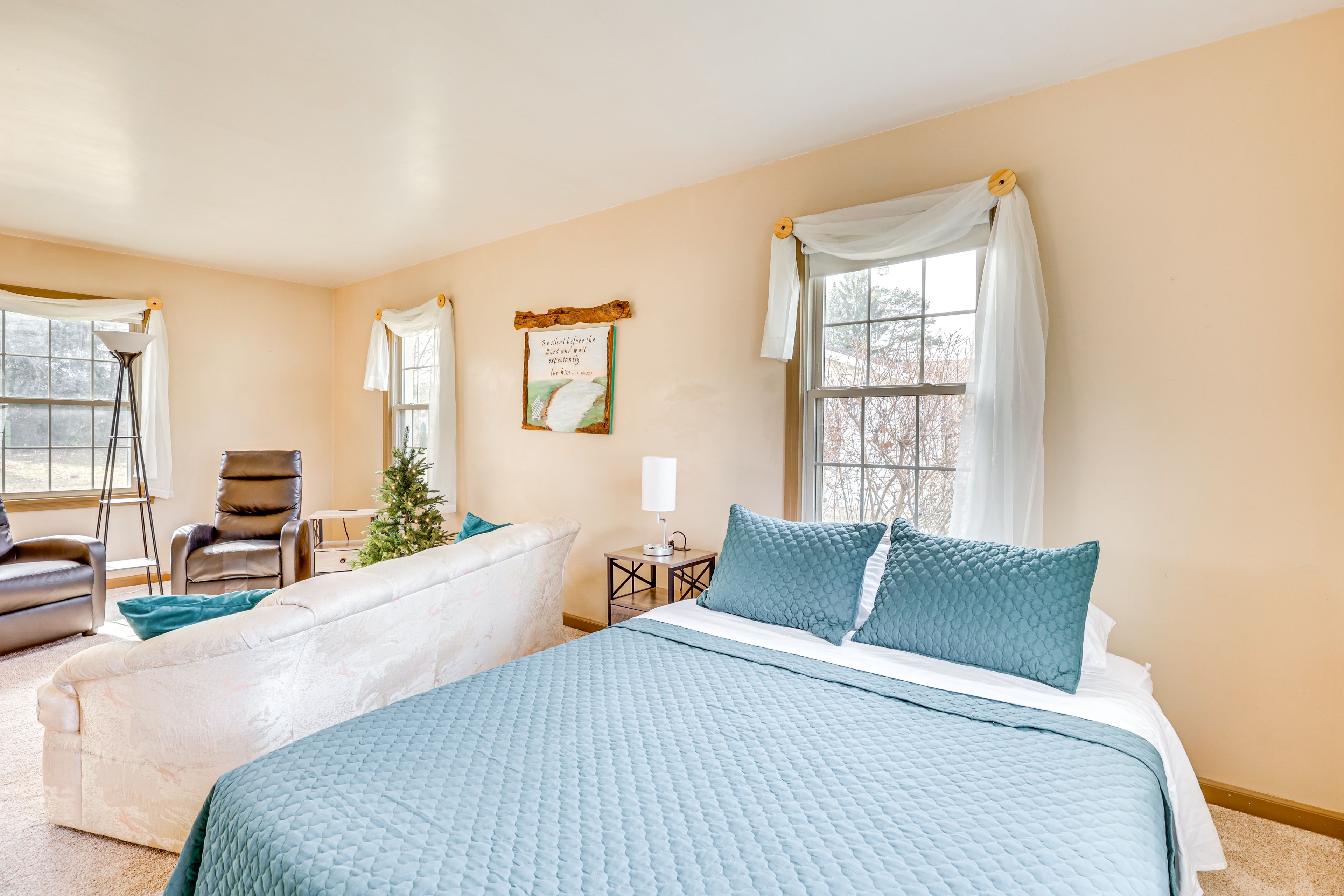 Living Room | Queen Bed