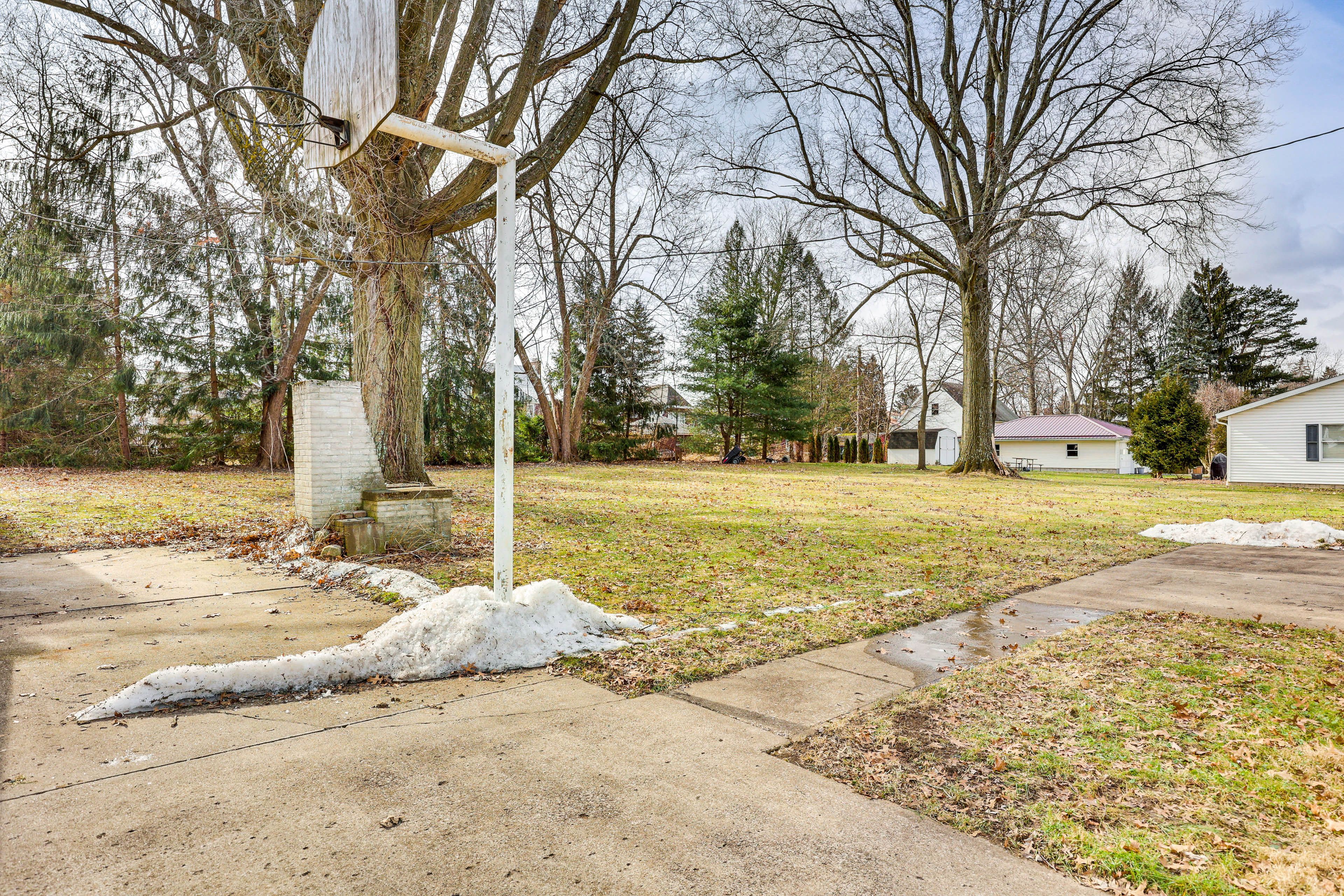 Shared Outdoor Space | Basketball Hoop