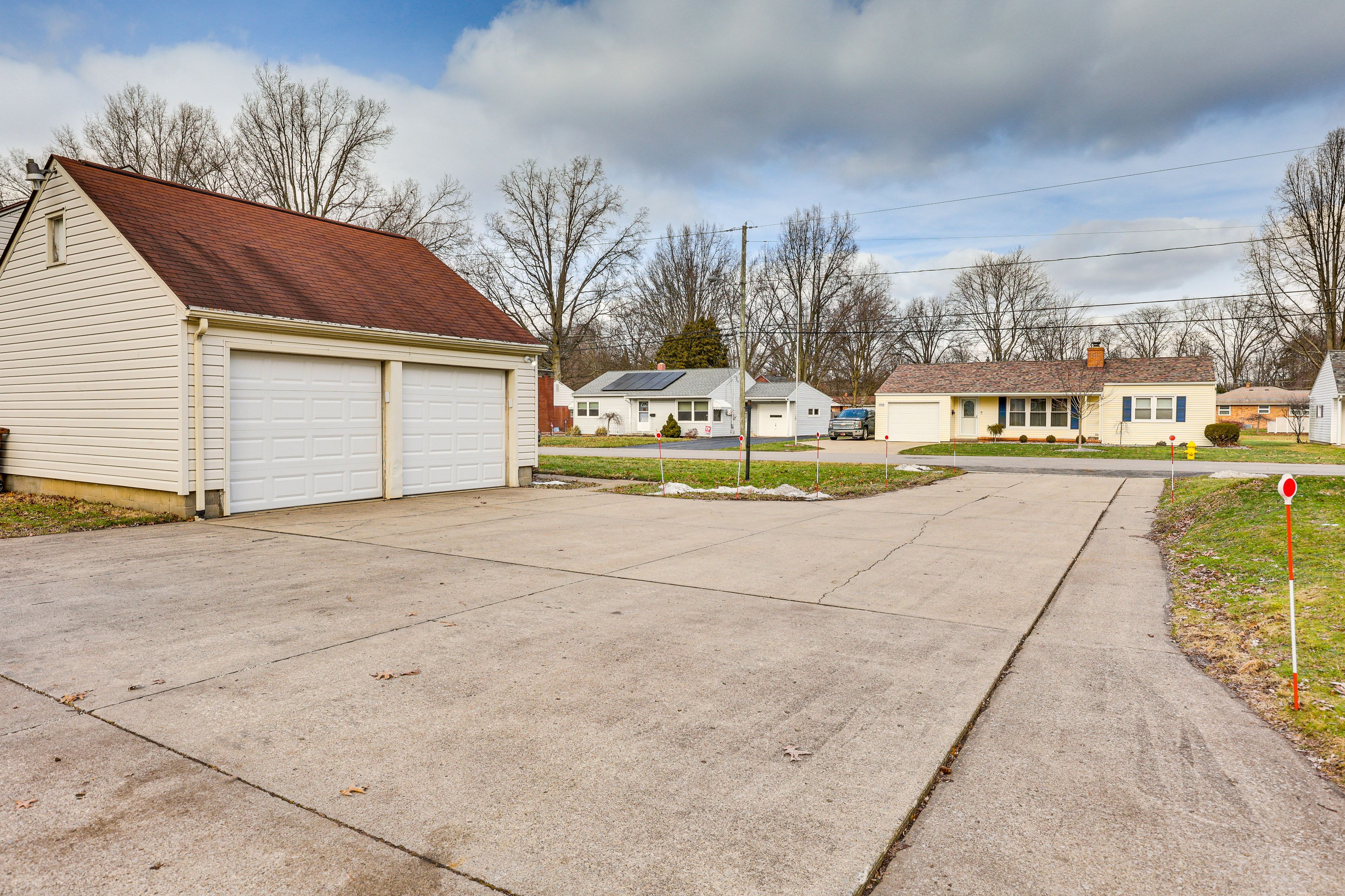 Parking | Shared Garage (1 Vehicle) | Driveway (1 Vehicle)