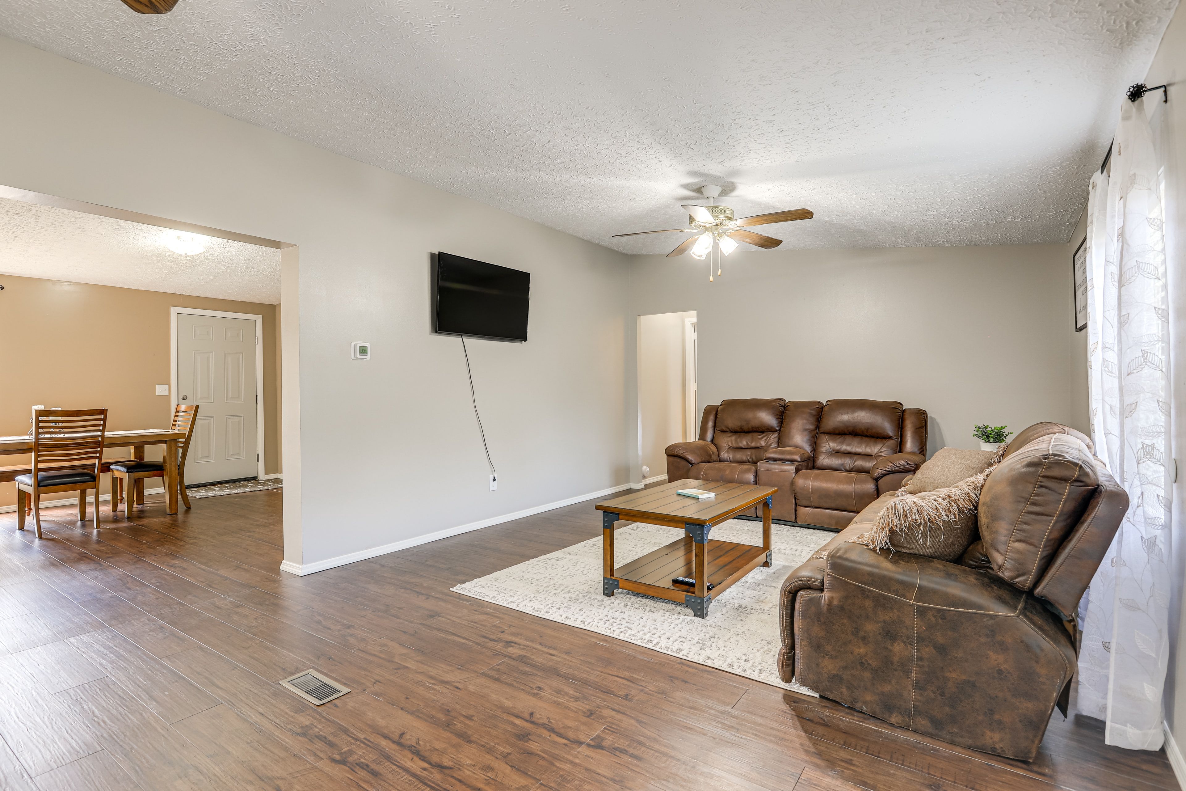 Living Room | Free WiFi | Smart TV