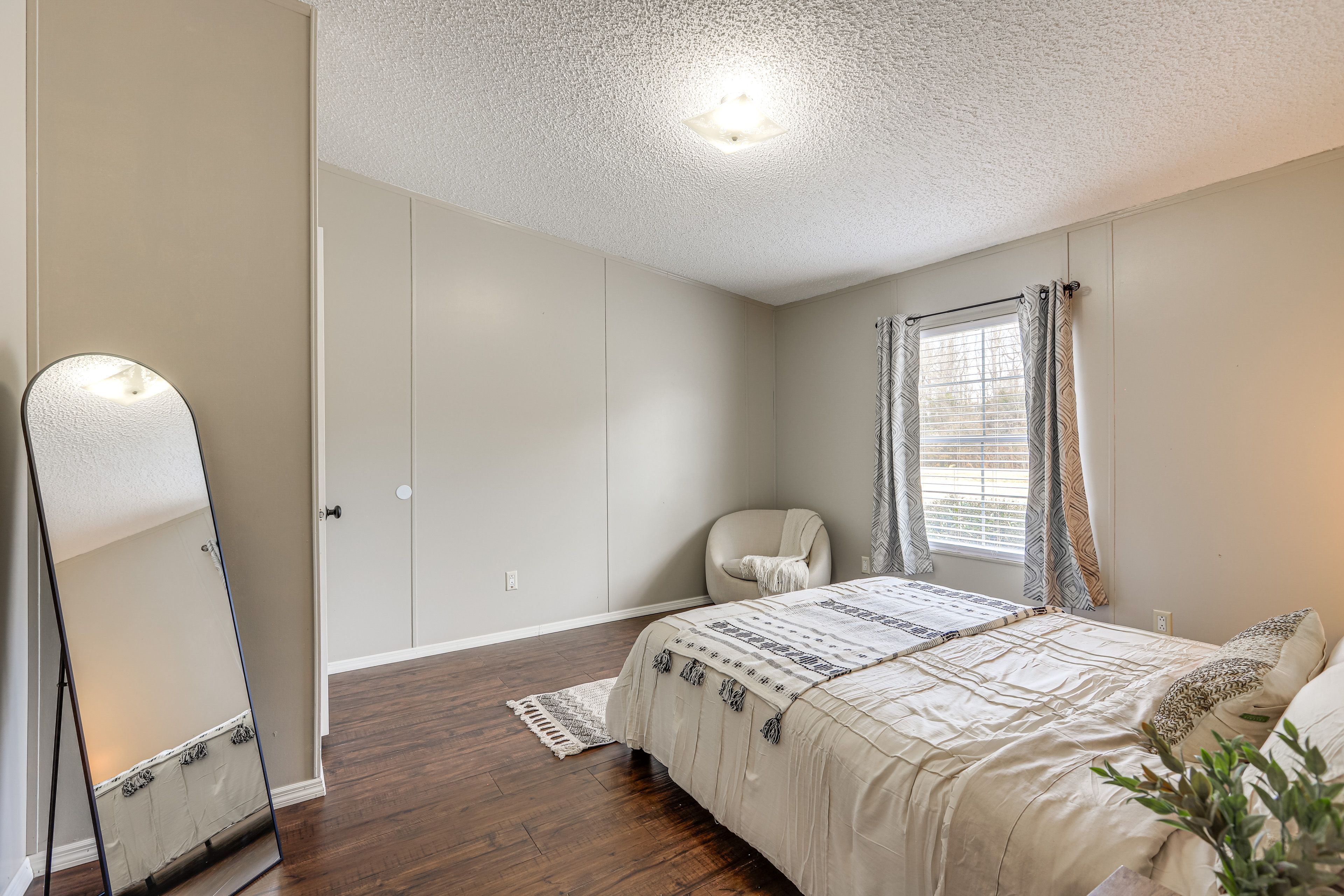 Bedroom 2 | Queen Bed