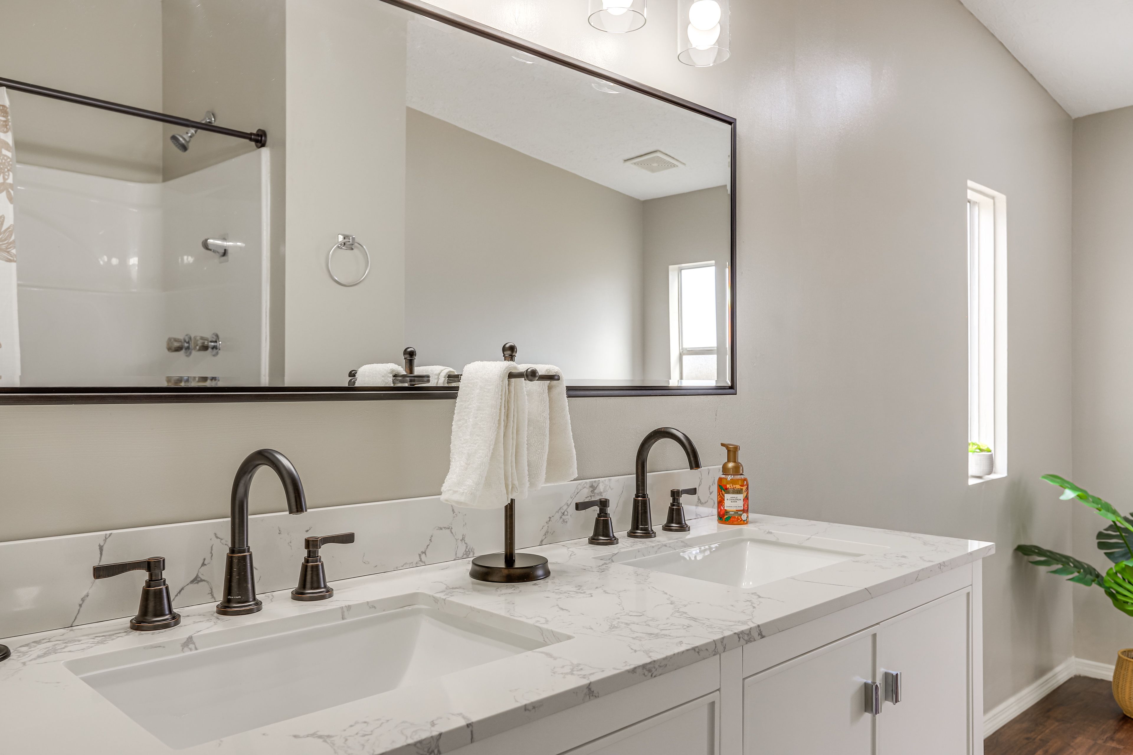 Full Bathroom | Towels Provided