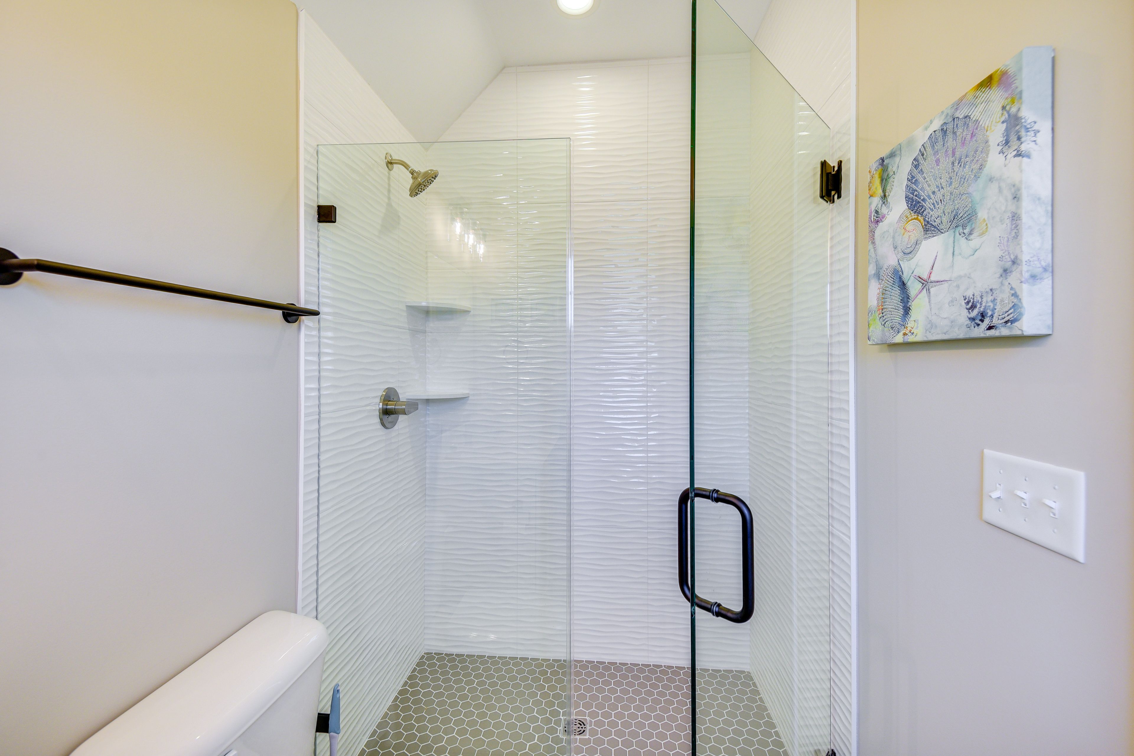 Full Bathroom | Towels Provided | 2nd Floor