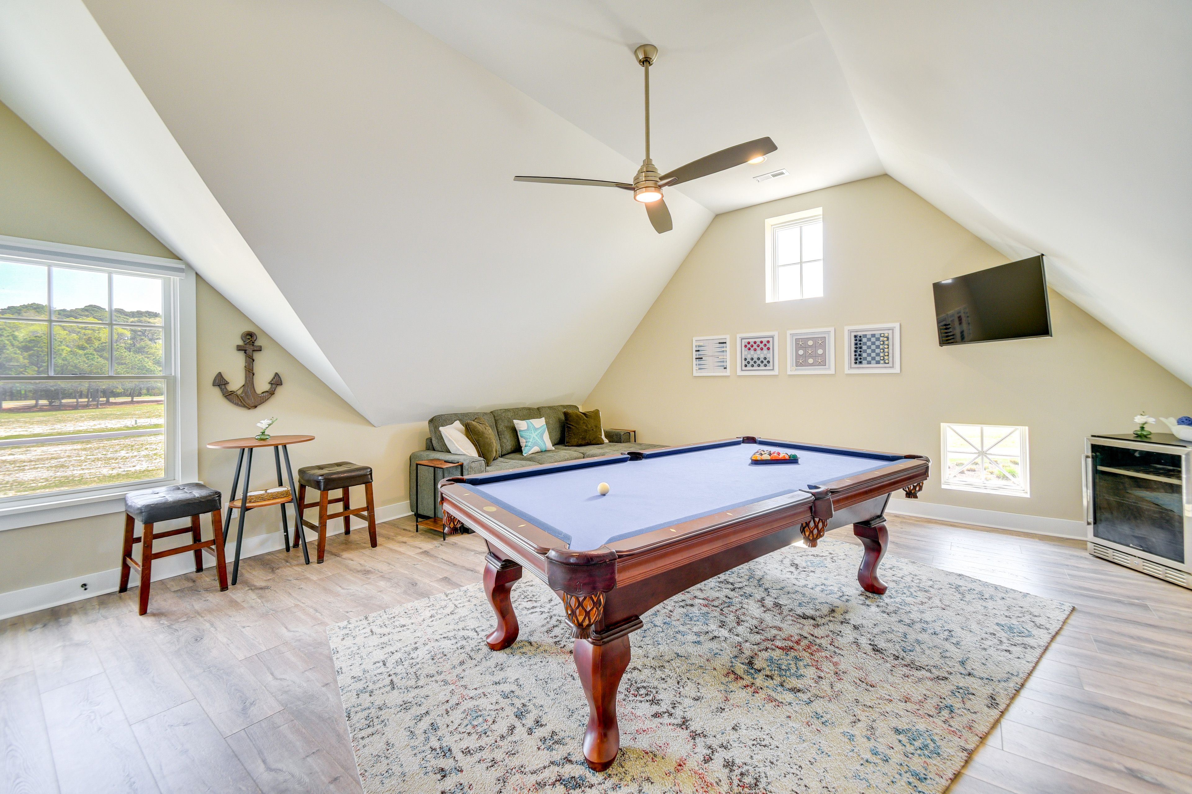 Den | Pool Table | 2 Desks | Free WiFi