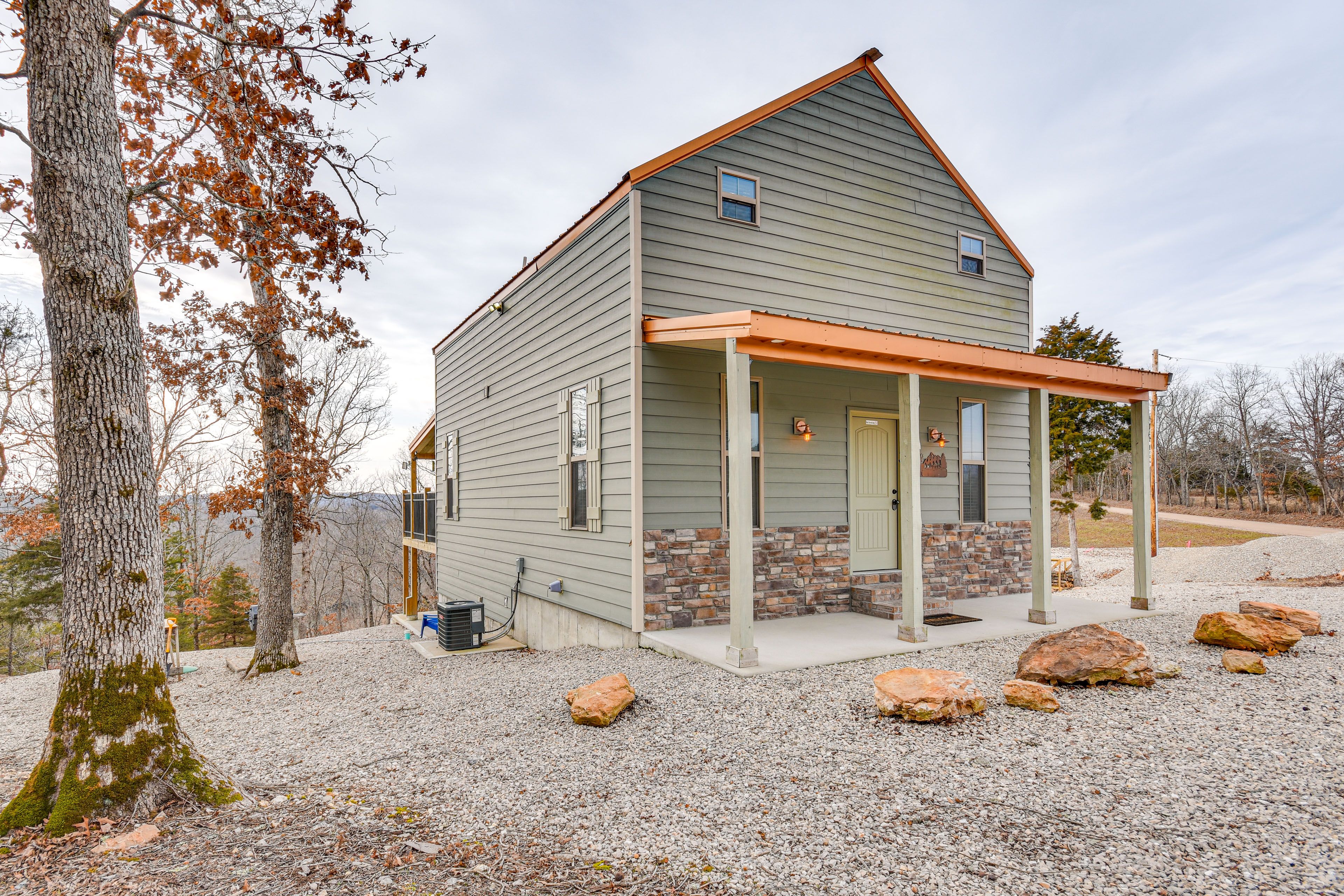 Parking | Gravel Driveway (6 Vehicles)