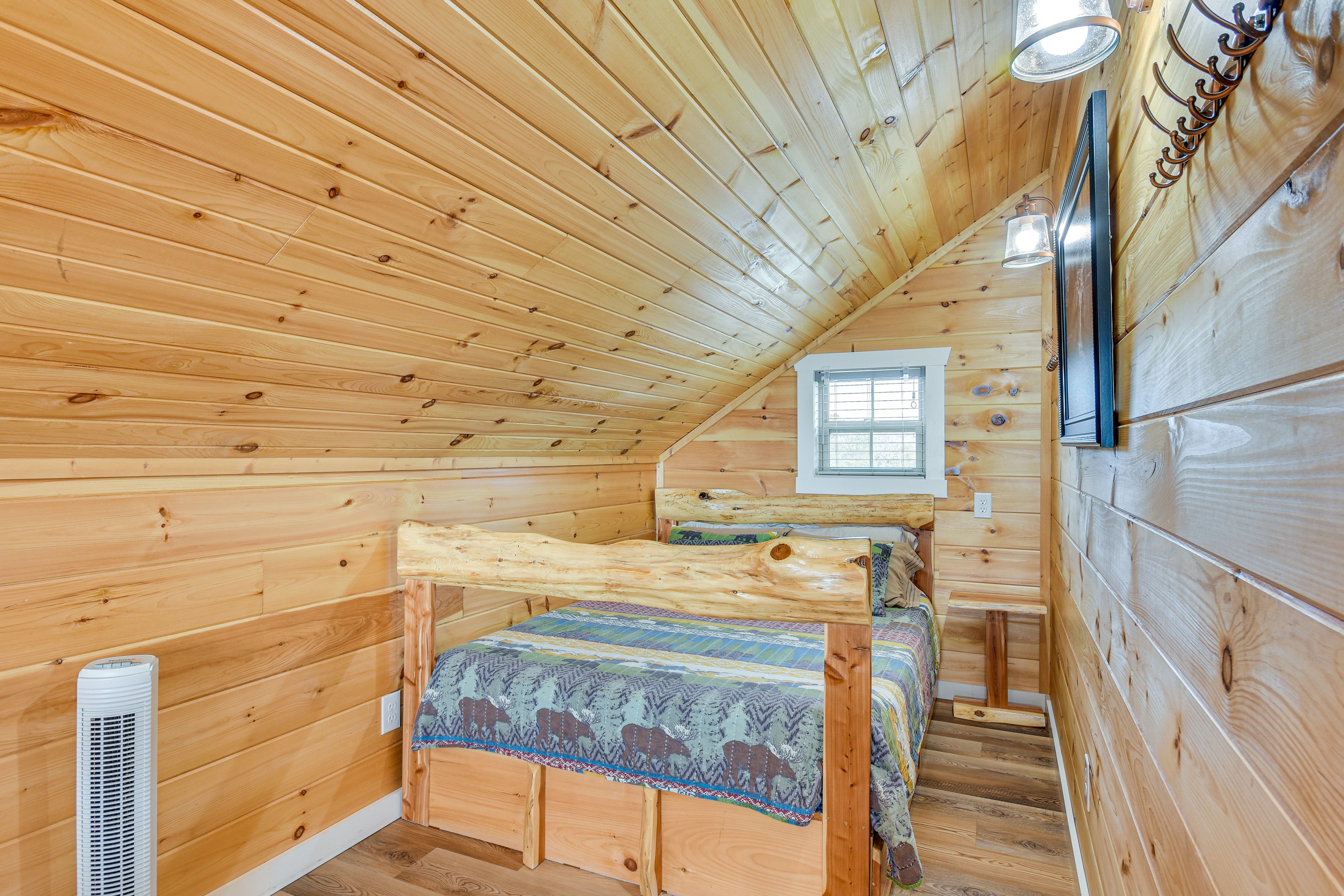 Loft | Queen Bed | 2nd Floor