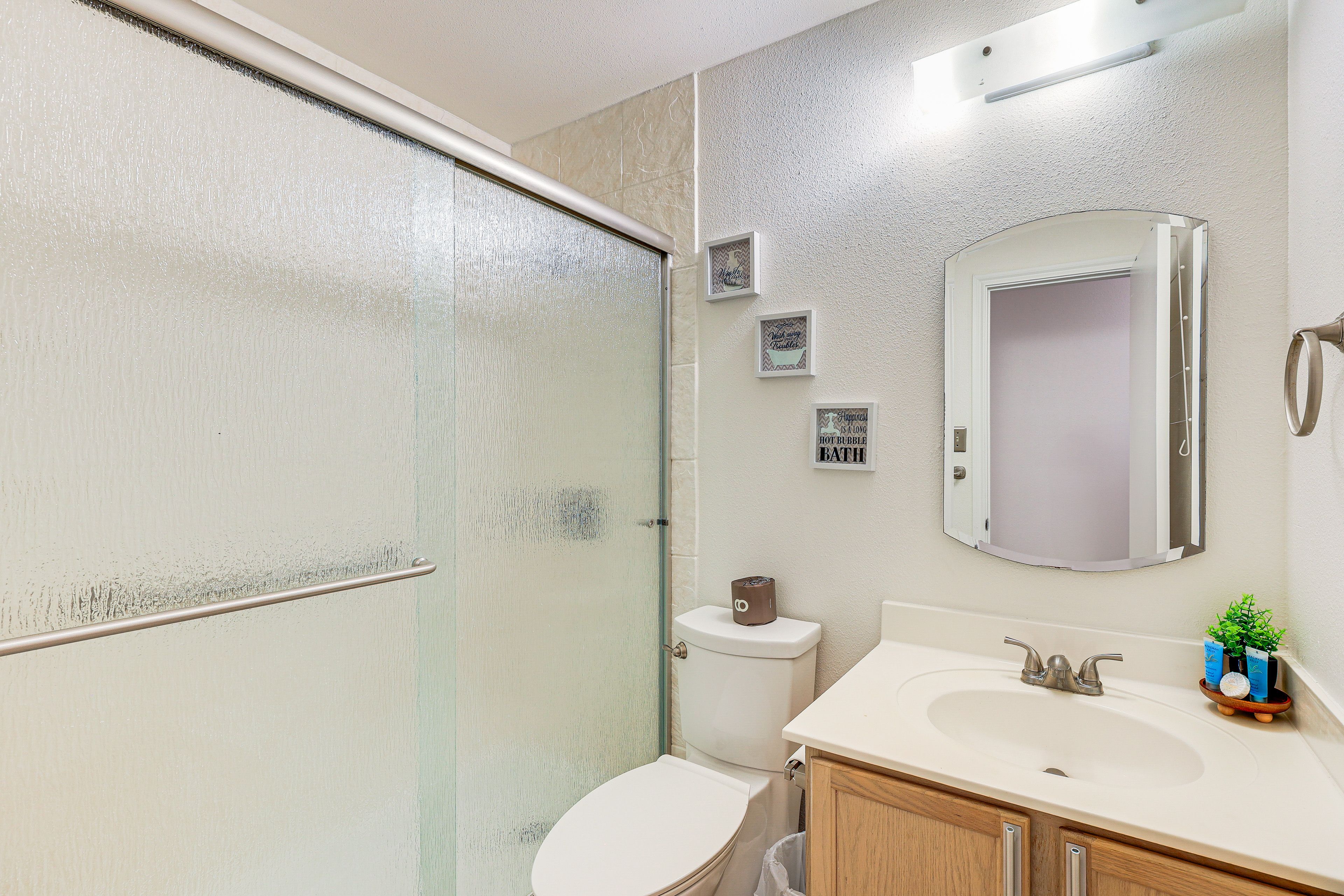 Full Bathroom | Towels Provided