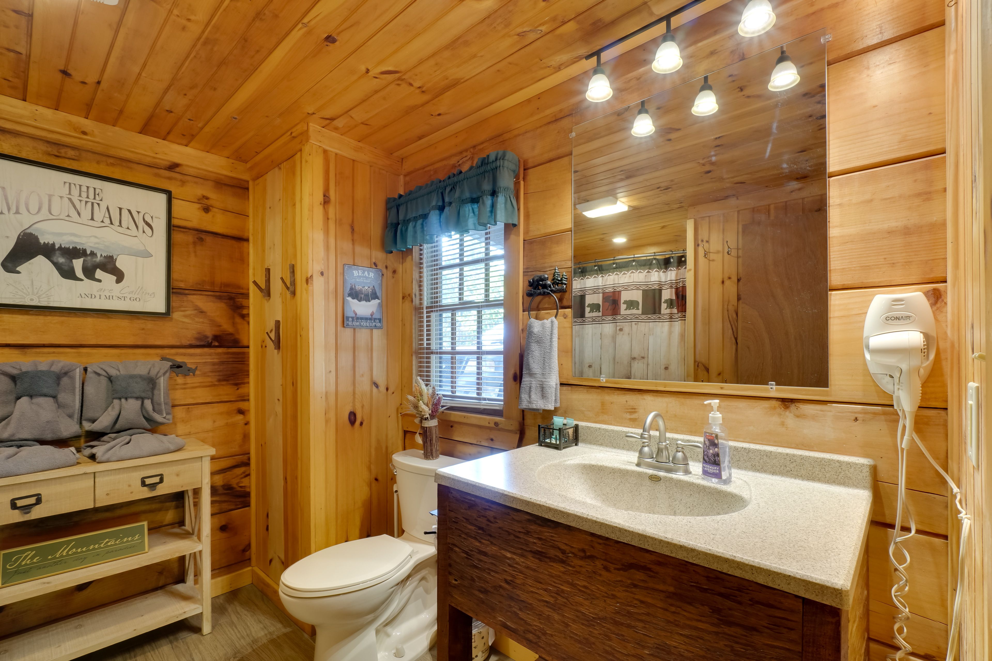 Full Bathroom | 1st Floor | Towels Provided