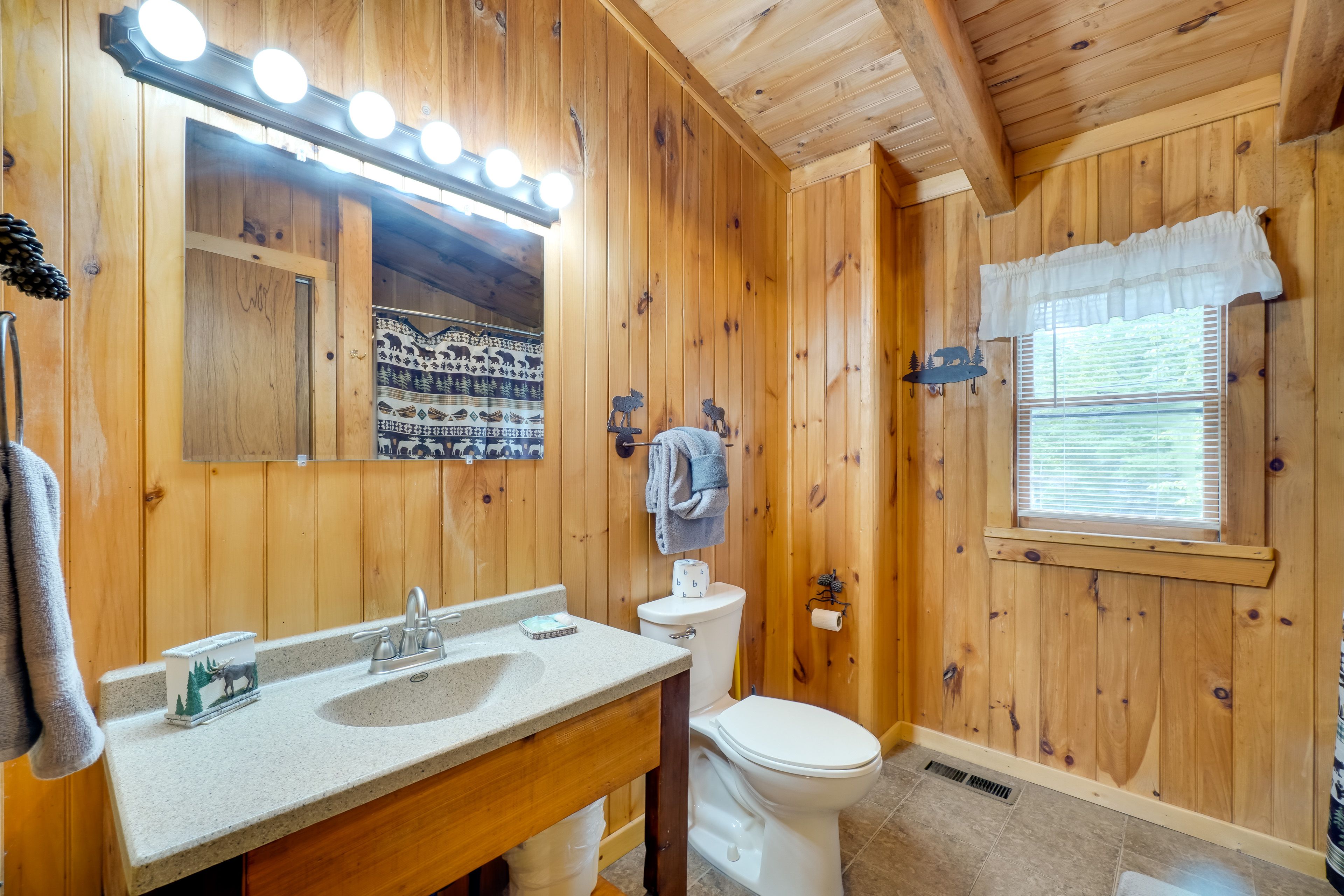 En-Suite Bathroom | 2nd Floor | Complimentary Toiletries